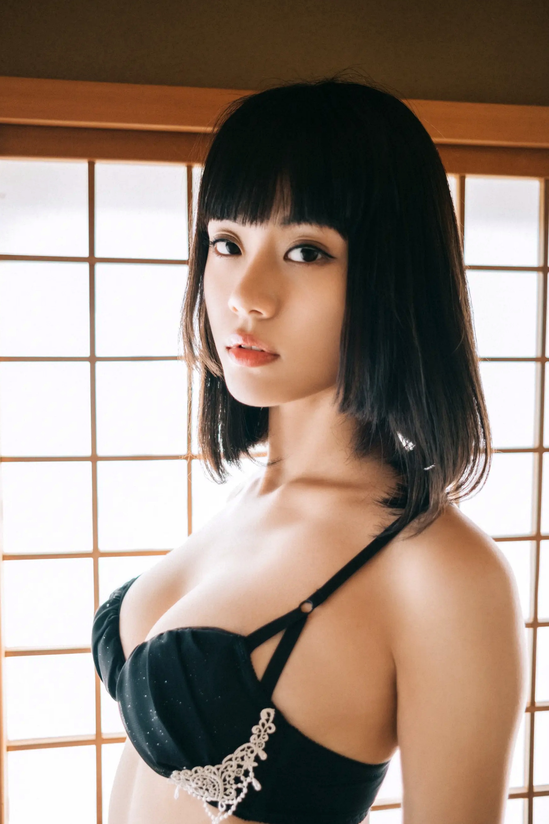 MEI - Vol.1 [82P] 日系冷艳美女私房写真，厨房与卧室美腿诱惑