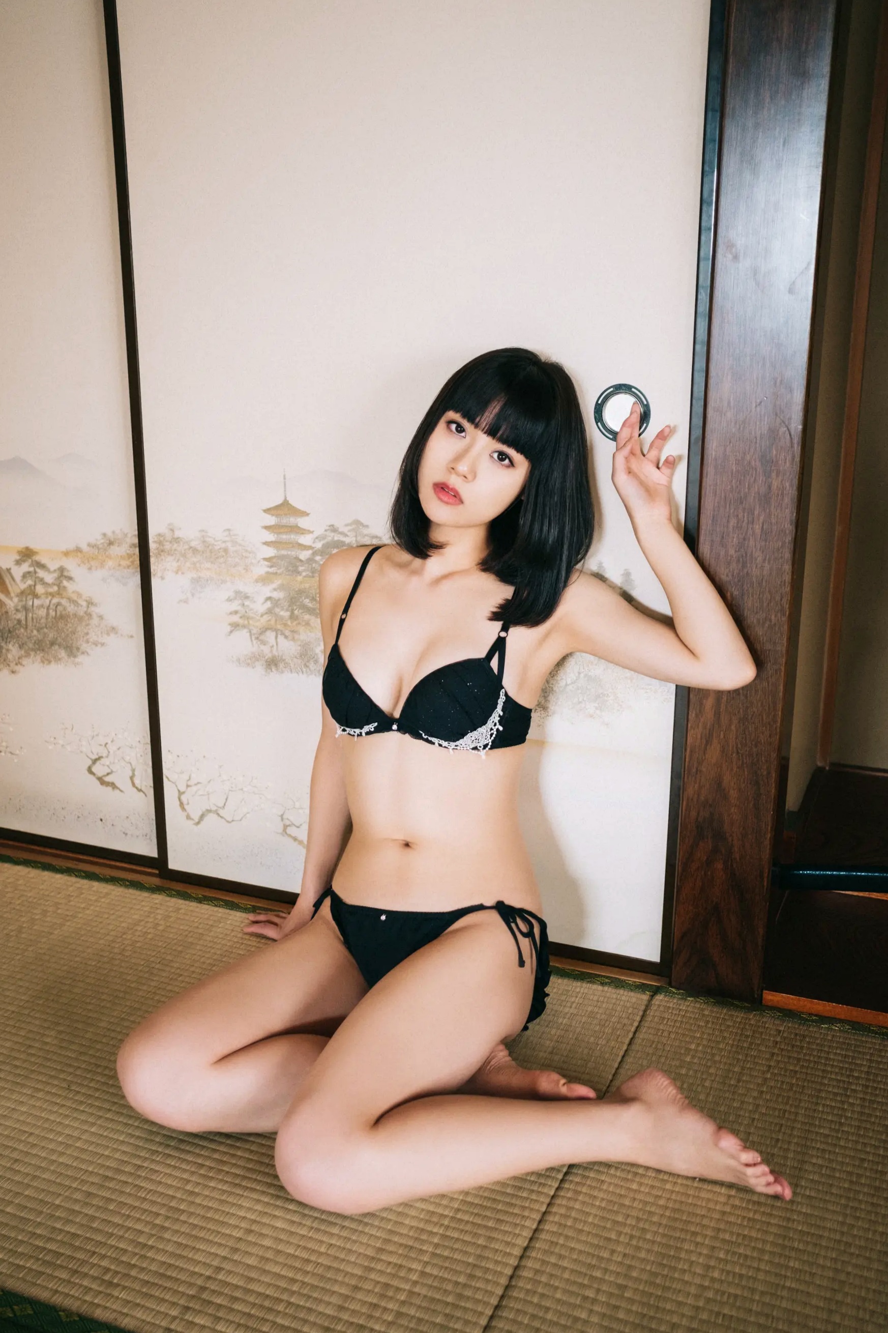 MEI - Vol.1 [82P] 日系冷艳美女私房写真，厨房与卧室美腿诱惑