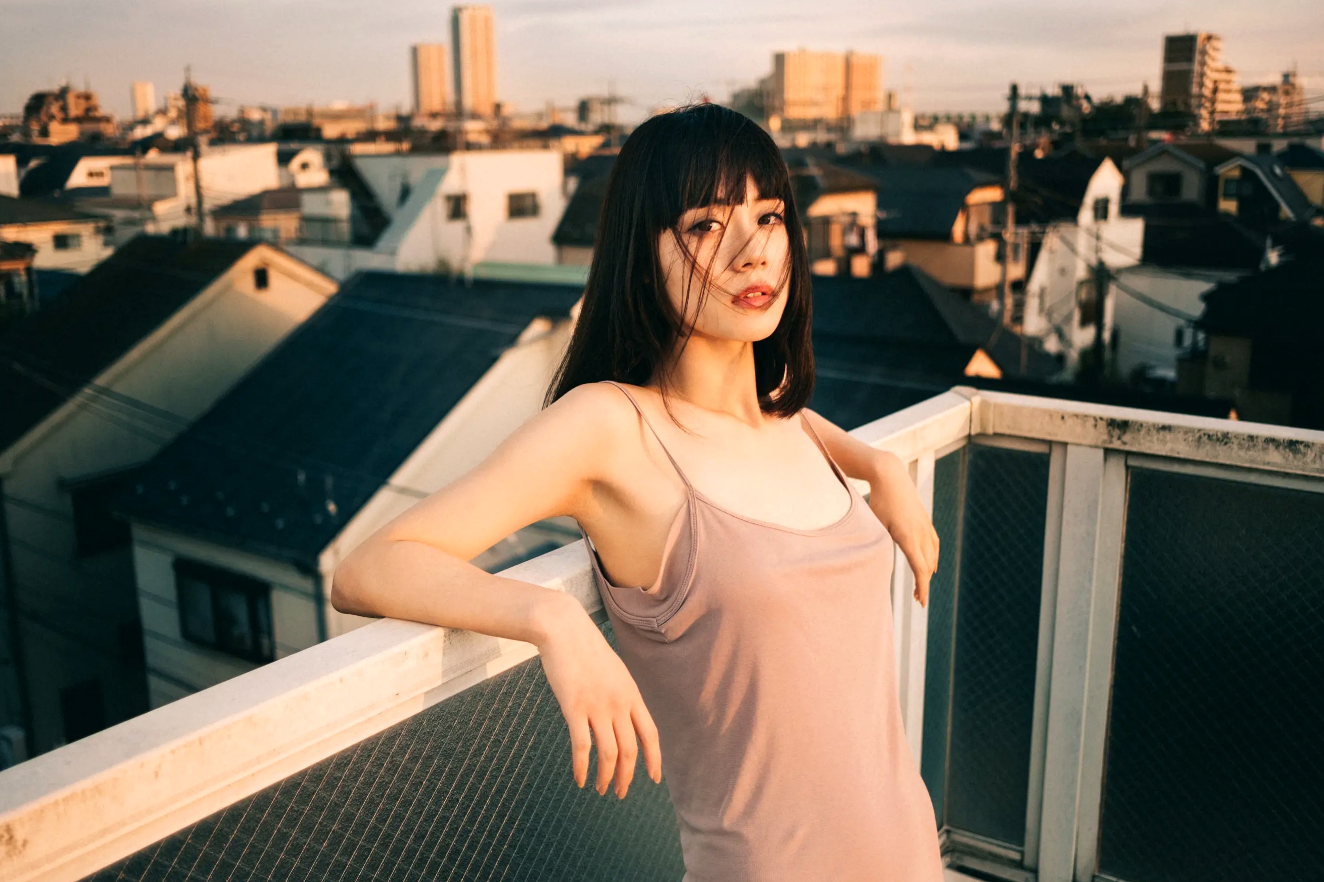 MEI - Vol.1 [82P] 日系冷艳美女私房写真，厨房与卧室美腿诱惑