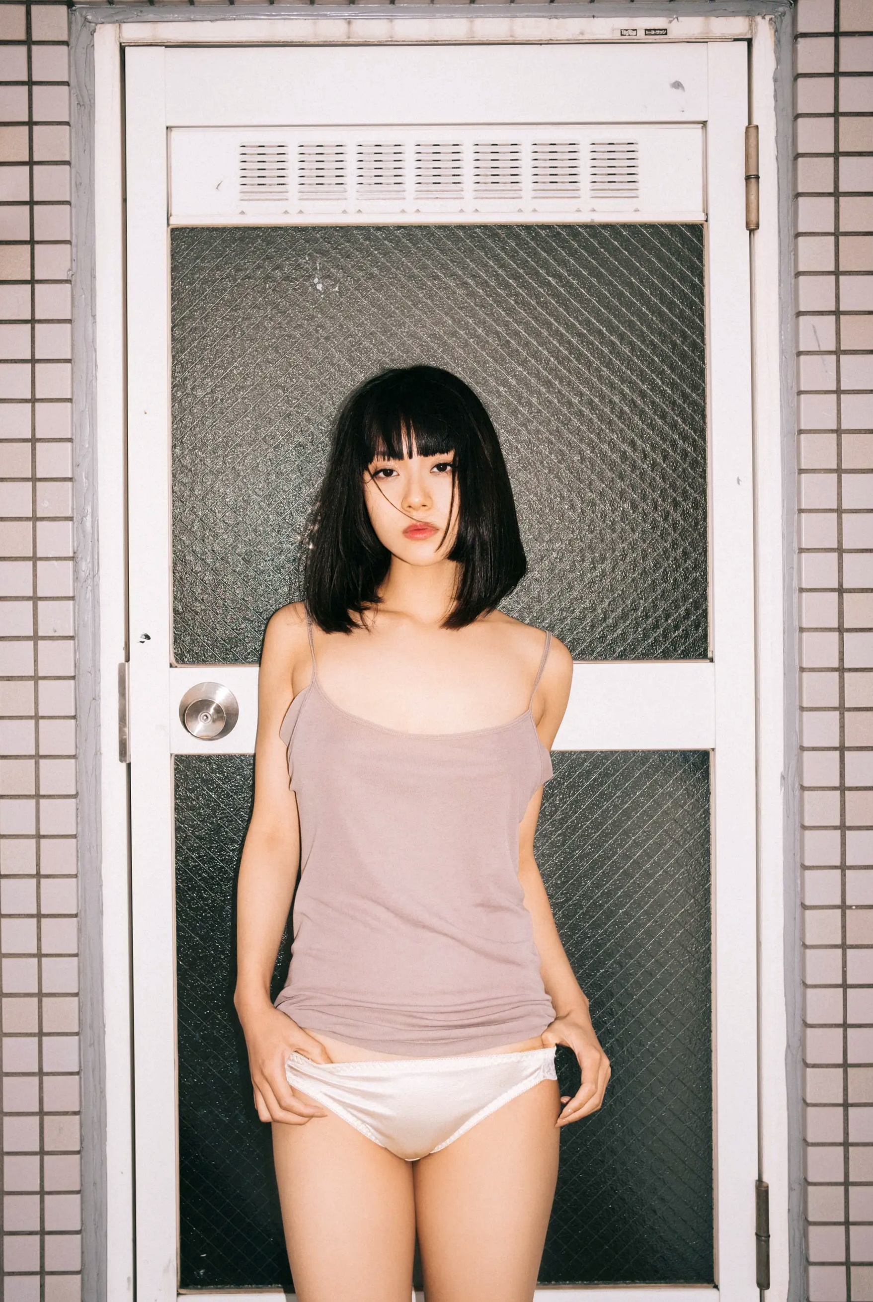 MEI - Vol.1 [82P] 日系冷艳美女私房写真，厨房与卧室美腿诱惑