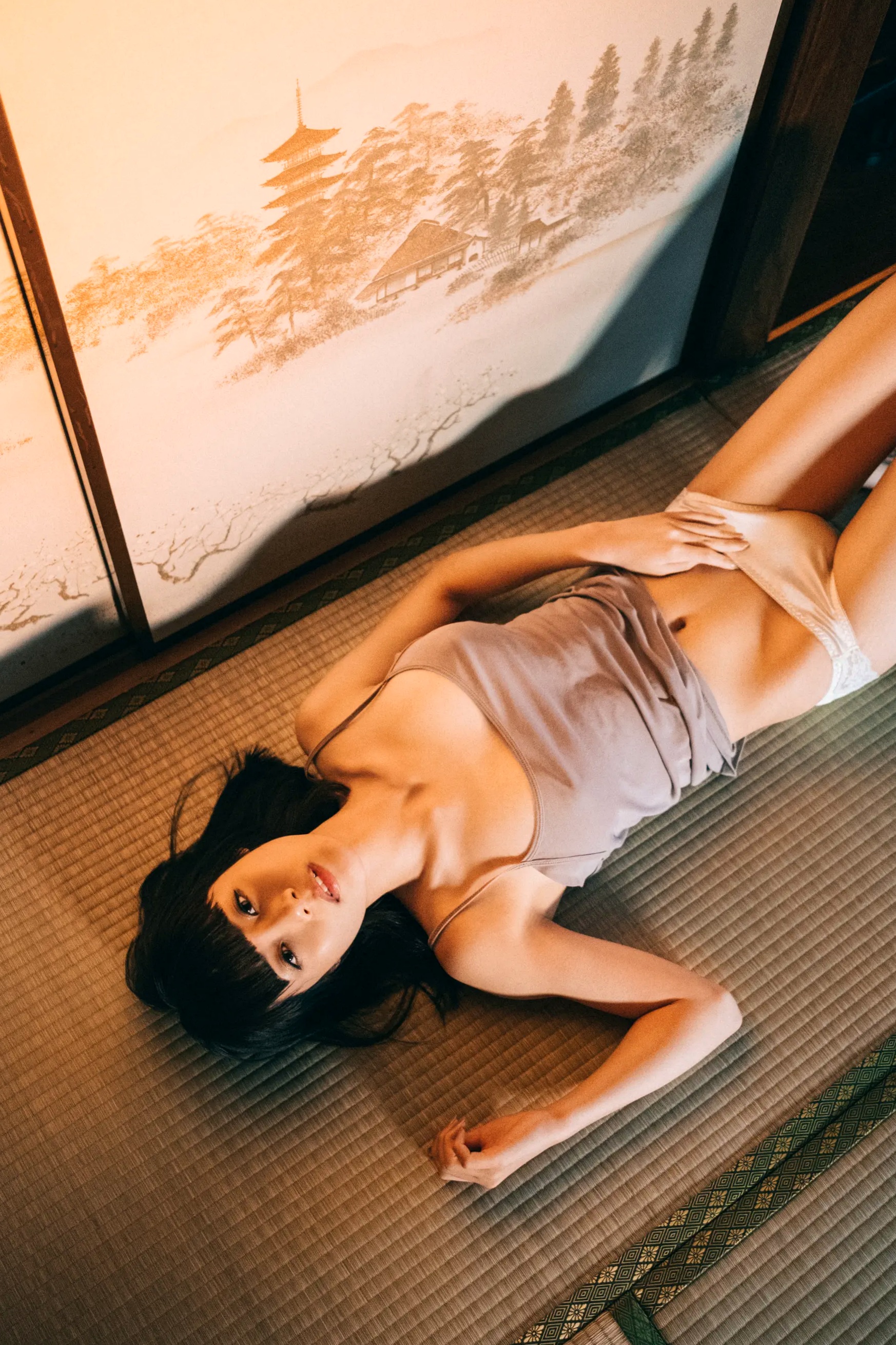 MEI - Vol.1 [82P] 日系冷艳美女私房写真，厨房与卧室美腿诱惑
