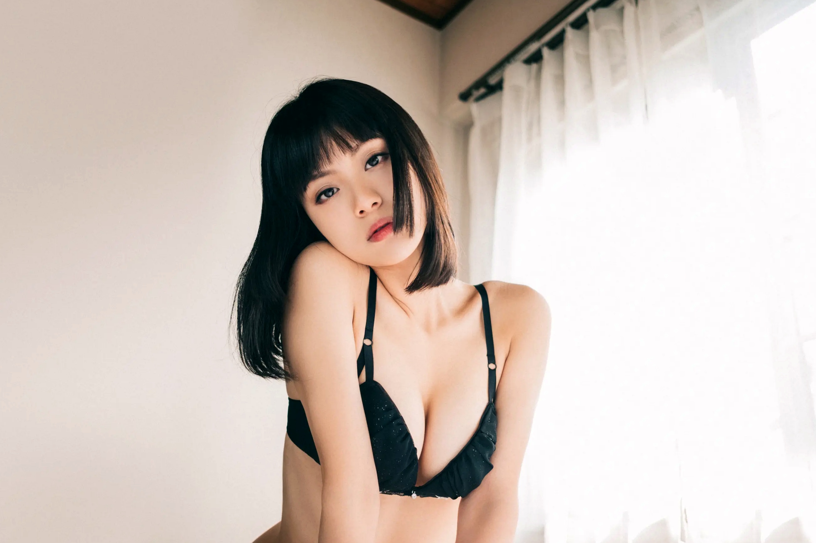 MEI - Vol.1 [82P] 日系冷艳美女私房写真，厨房与卧室美腿诱惑