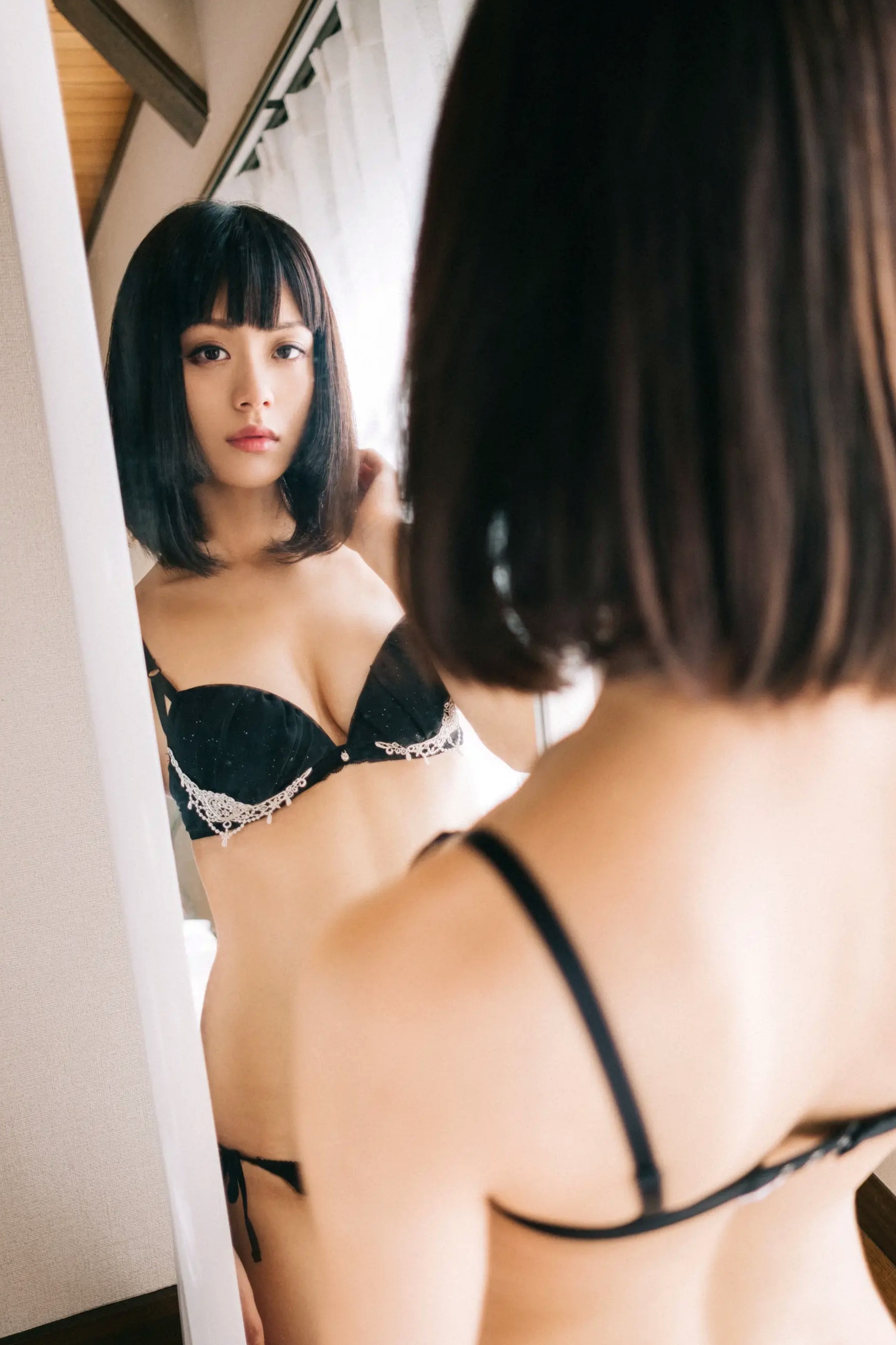 MEI - Vol.1 [82P] 日系冷艳美女私房写真，厨房与卧室美腿诱惑