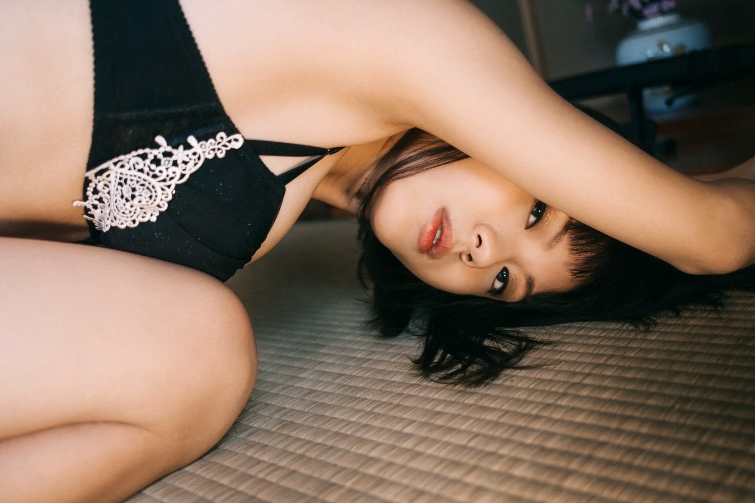 MEI - Vol.1 [82P] 日系冷艳美女私房写真，厨房与卧室美腿诱惑