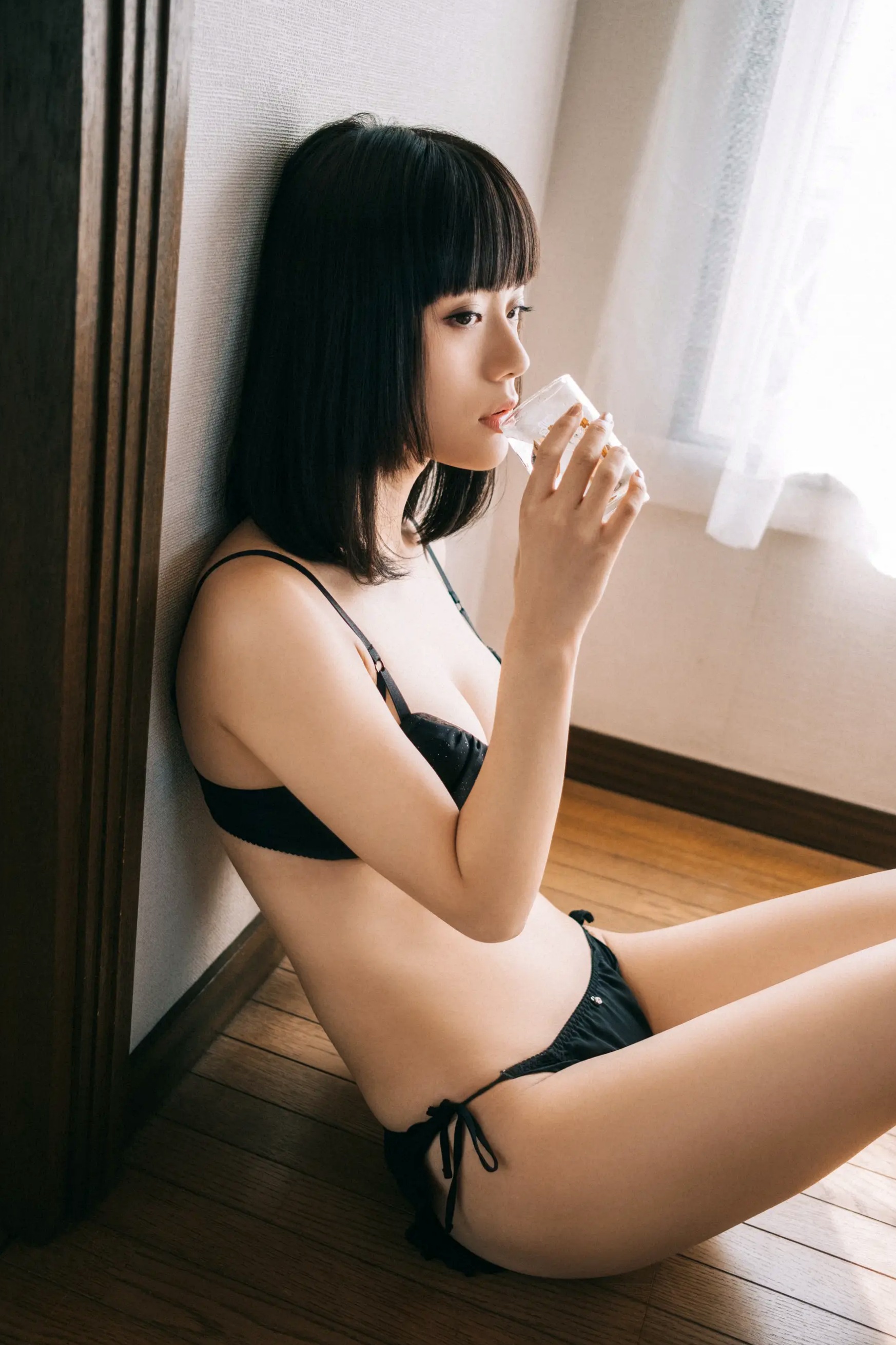 MEI - Vol.1 [82P] 日系冷艳美女私房写真，厨房与卧室美腿诱惑