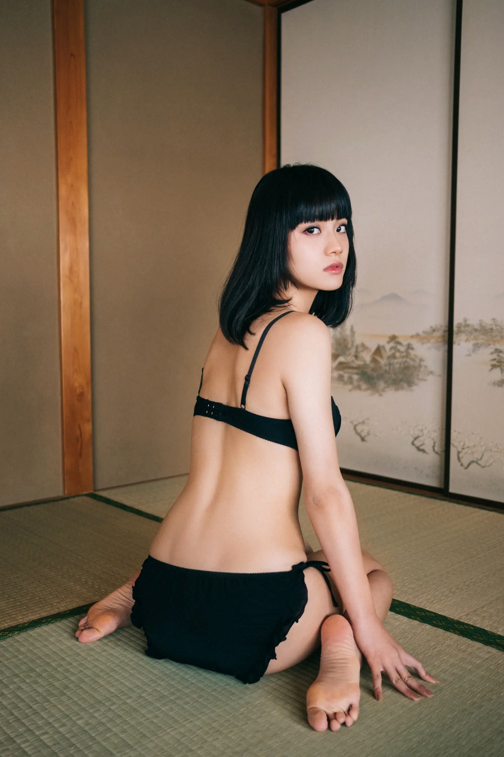 MEI - Vol.1 [82P] 日系冷艳美女私房写真，厨房与卧室美腿诱惑