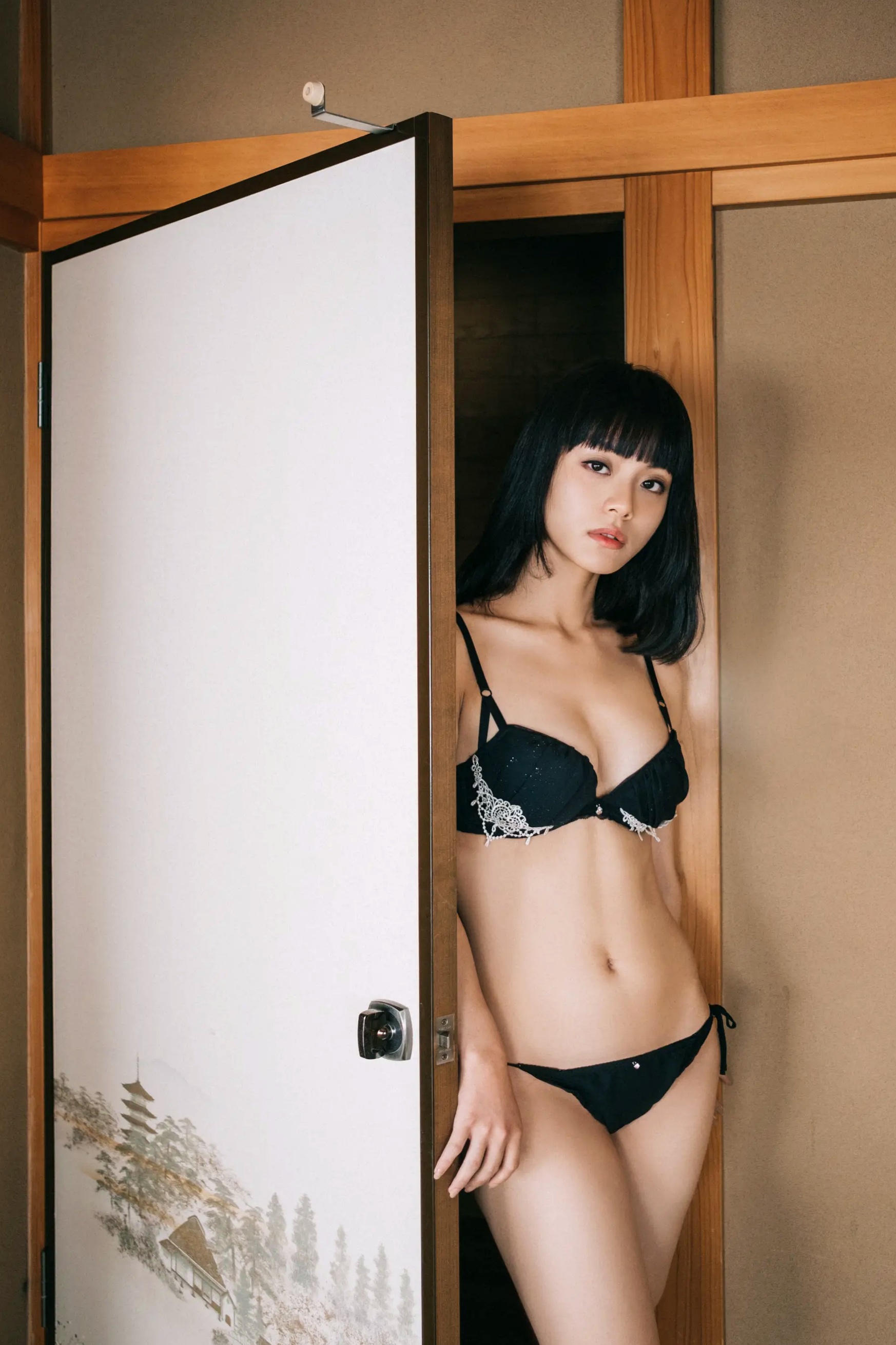 MEI - Vol.1 [82P] 日系冷艳美女私房写真，厨房与卧室美腿诱惑