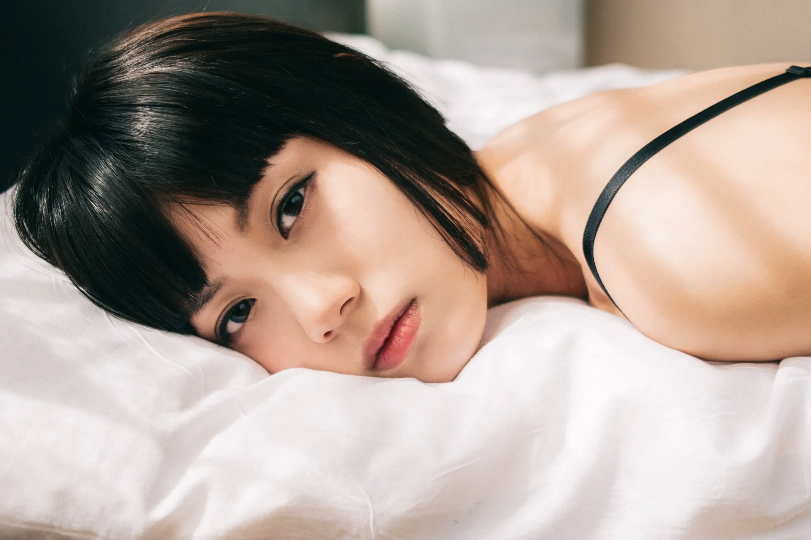 MEI - Vol.1 [82P] 日系冷艳美女私房写真，厨房与卧室美腿诱惑