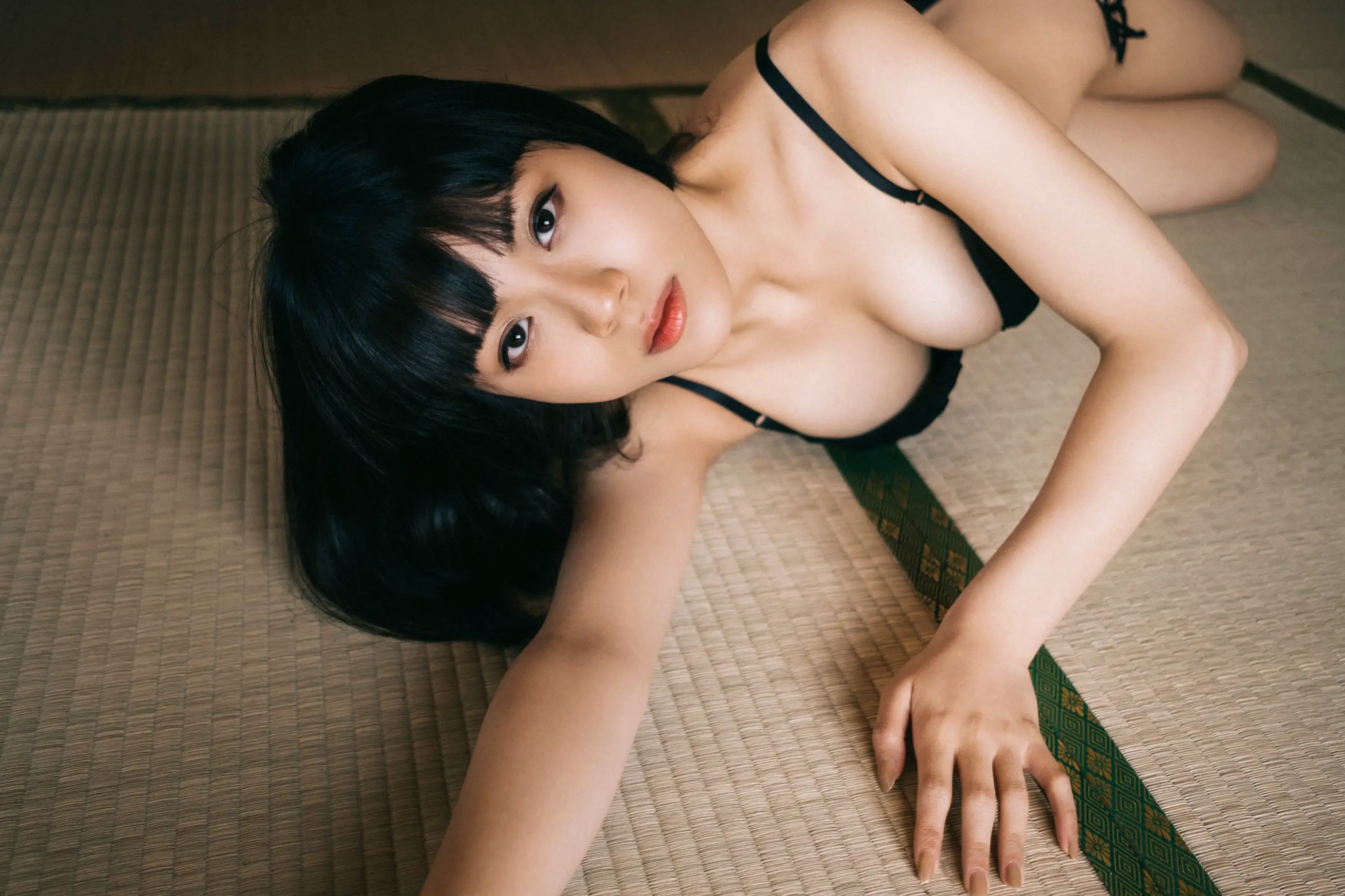 MEI - Vol.1 [82P] 日系冷艳美女私房写真，厨房与卧室美腿诱惑