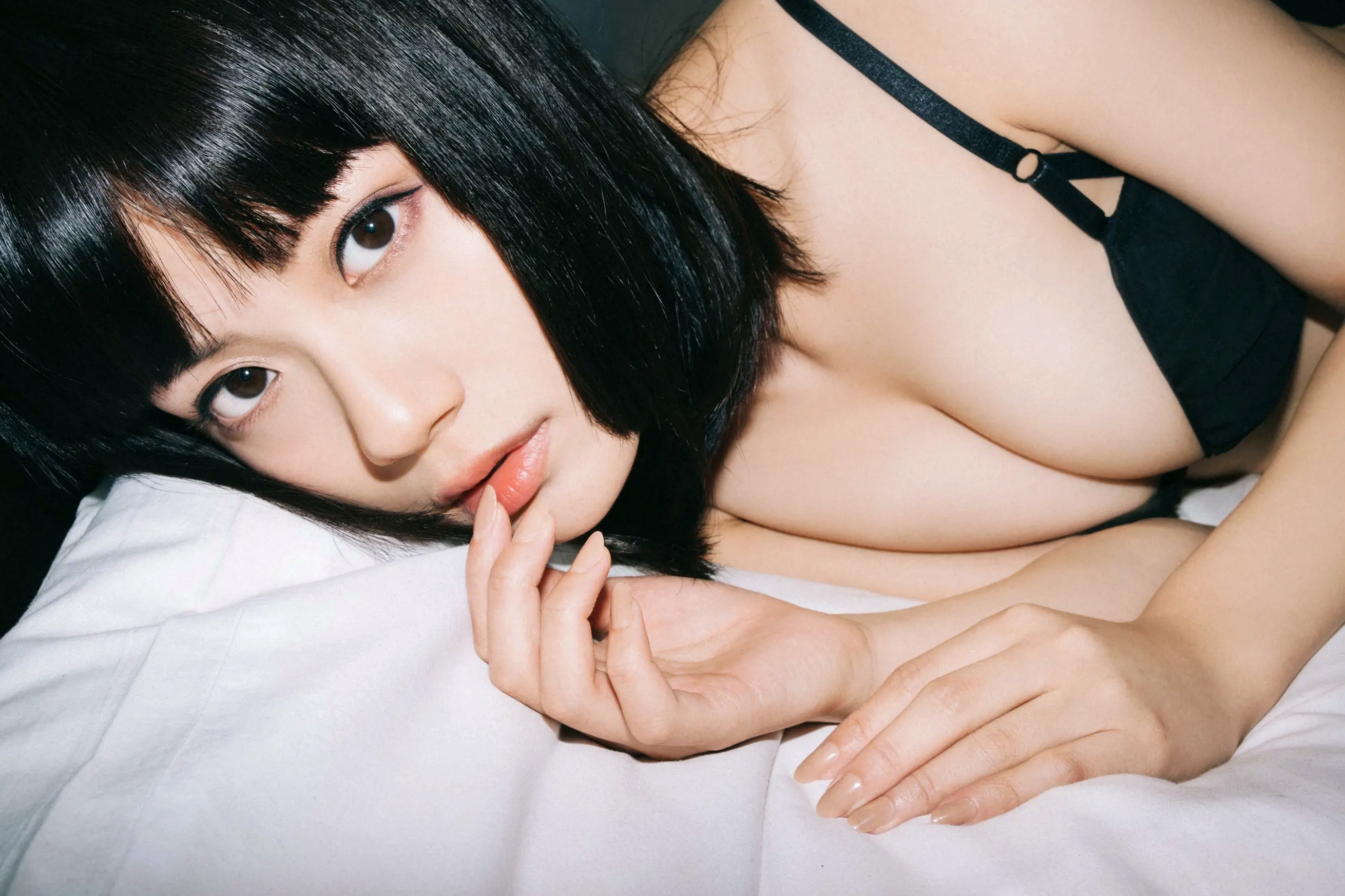 MEI - Vol.1 [82P] 日系冷艳美女私房写真，厨房与卧室美腿诱惑