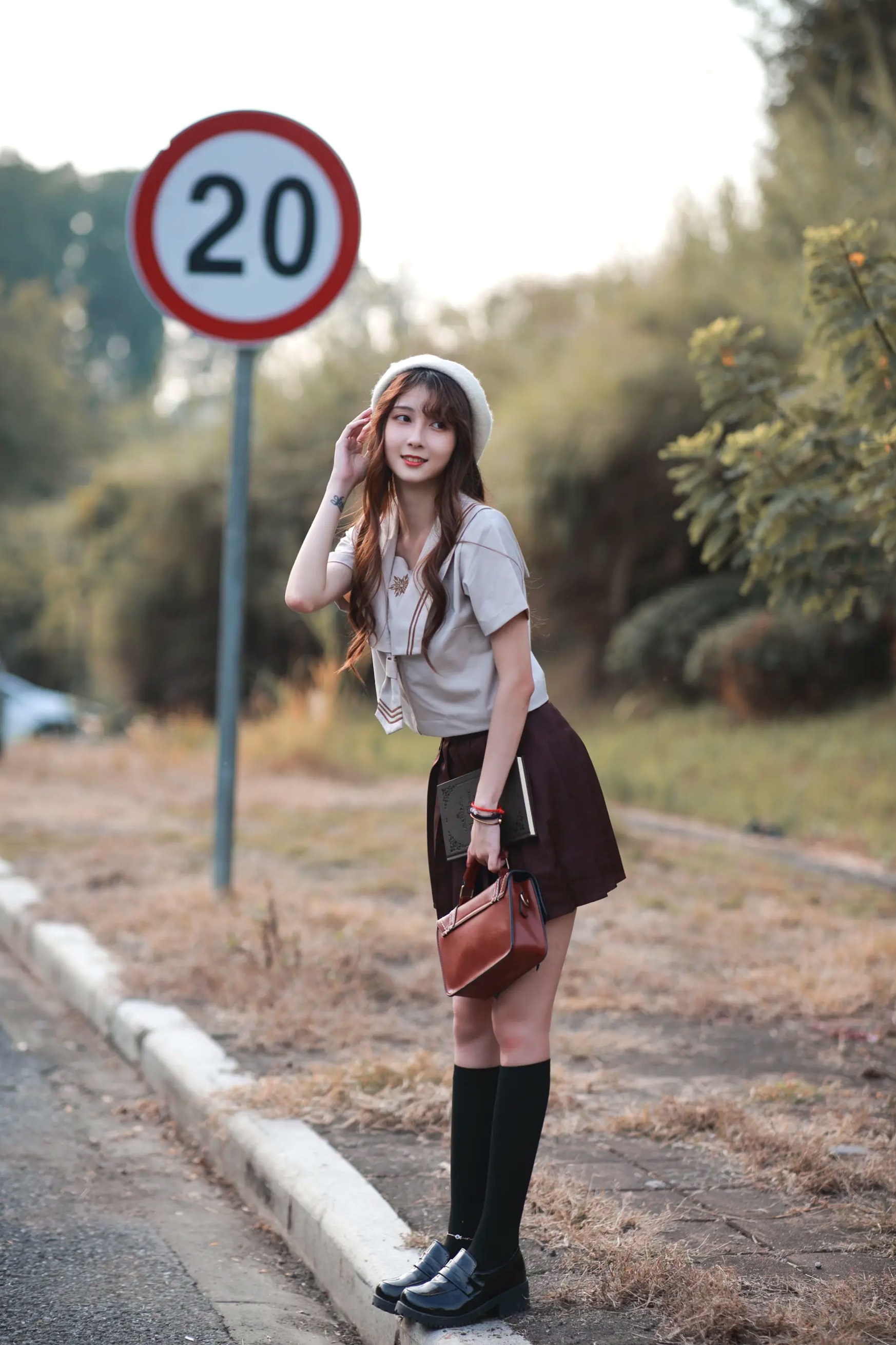 [YITUYU] 2022.04.02 时光漫步 美玲 户外文艺校服清纯治愈系写真 [42P]