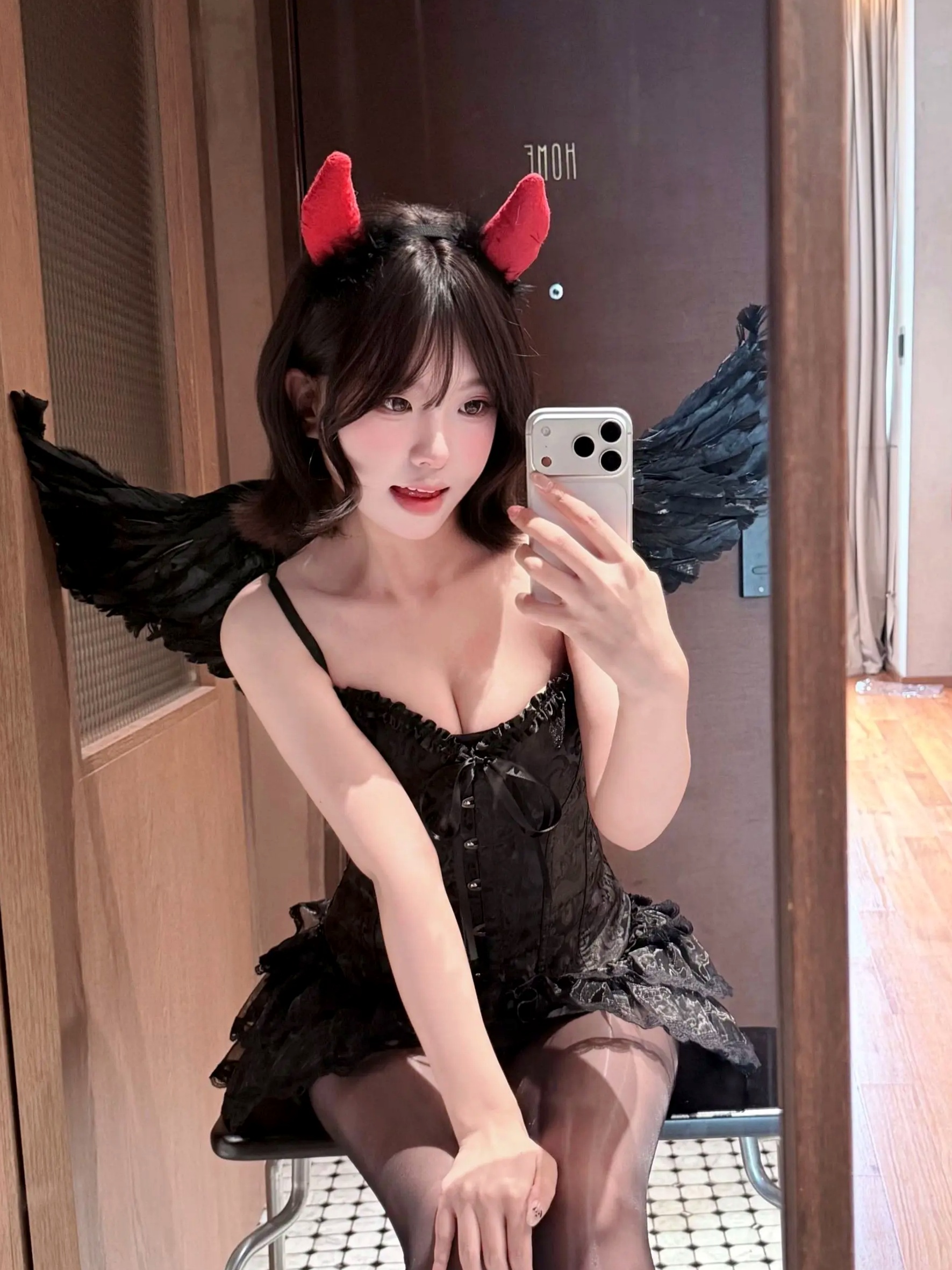 真宝 - 万圣夜小恶魔角色扮演性感黑丝诱惑私房写真 [100P]