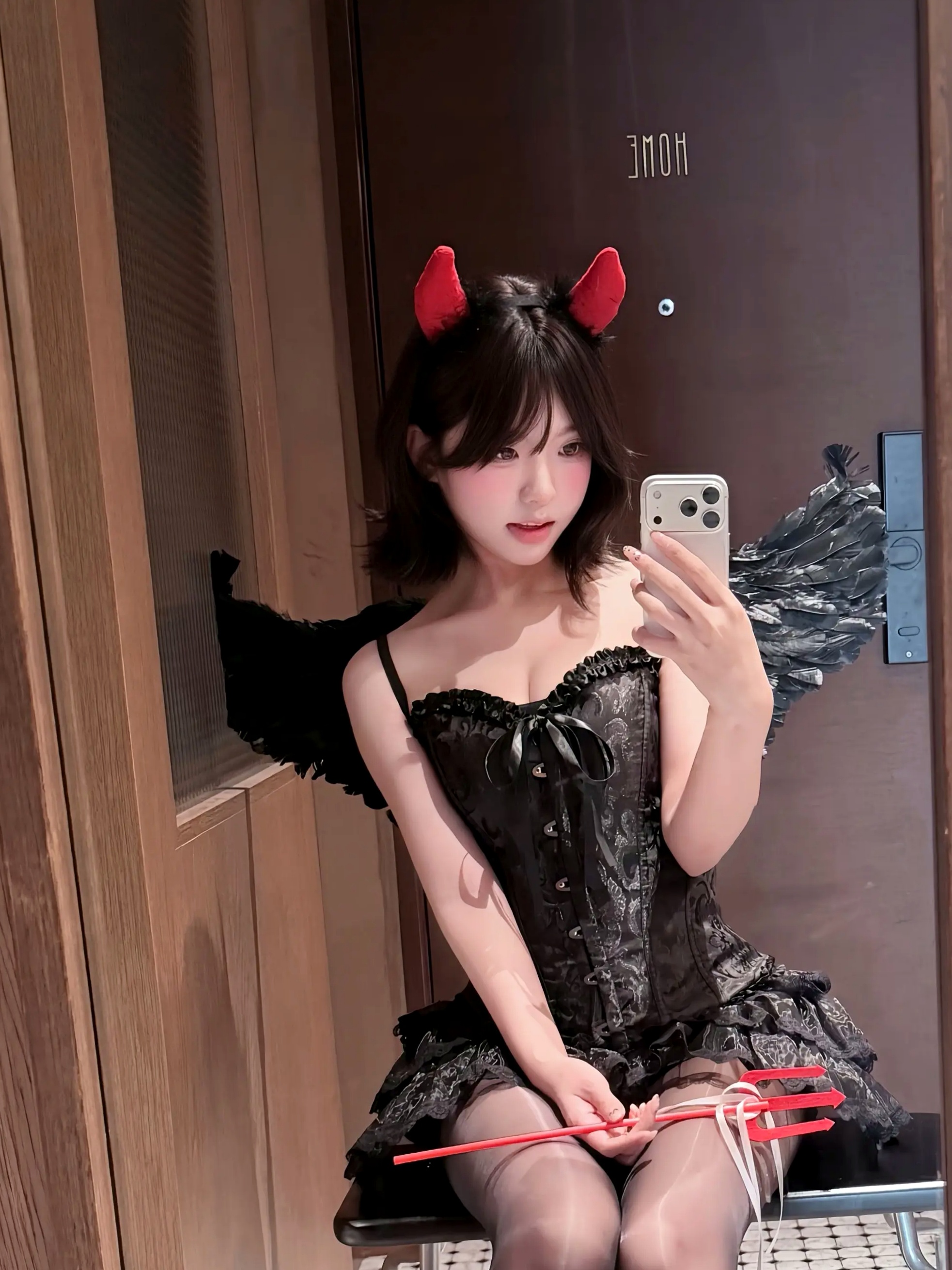 真宝 - 万圣夜小恶魔角色扮演性感黑丝诱惑私房写真 [100P]