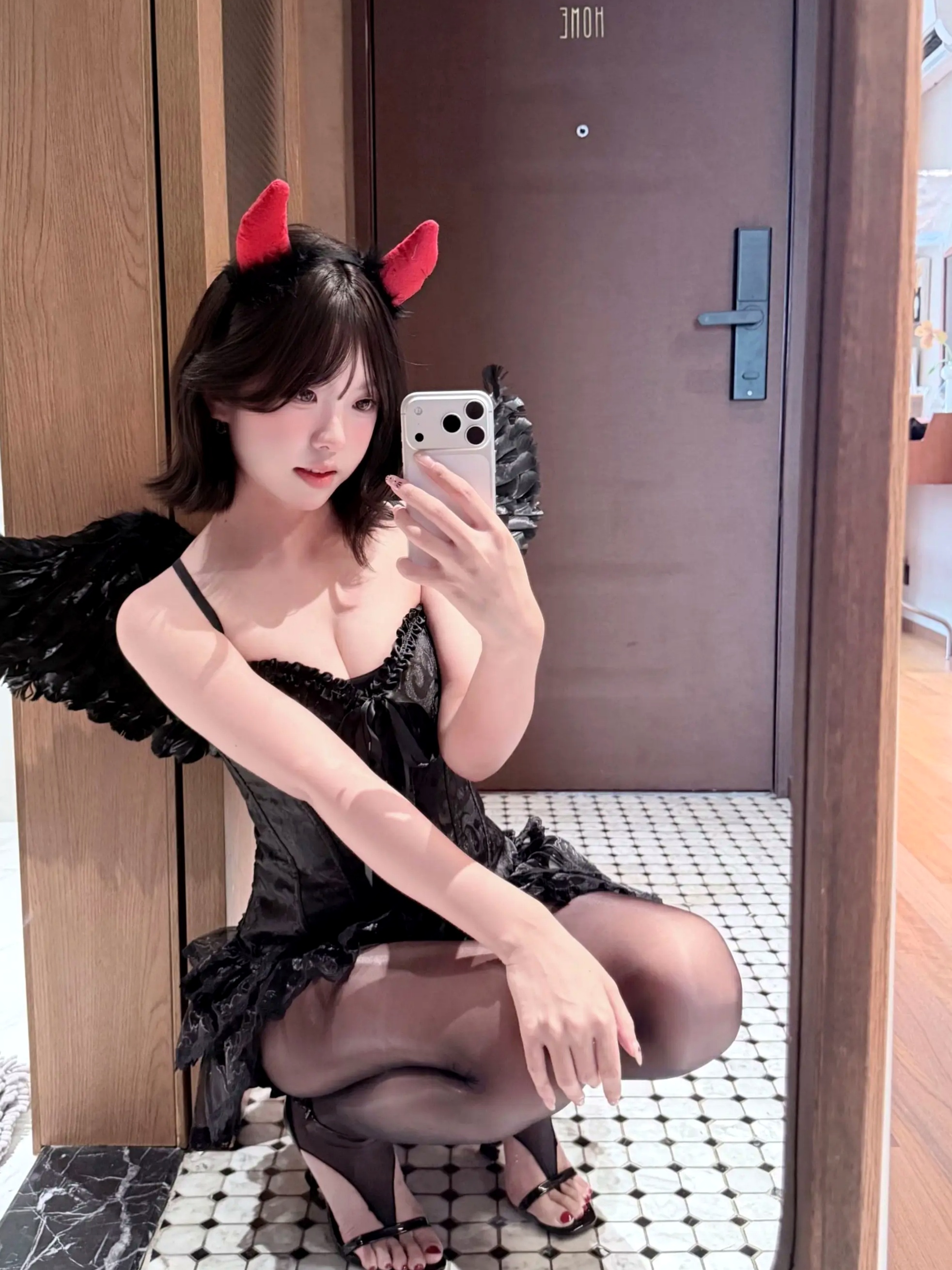 真宝 - 万圣夜小恶魔角色扮演性感黑丝诱惑私房写真 [100P]