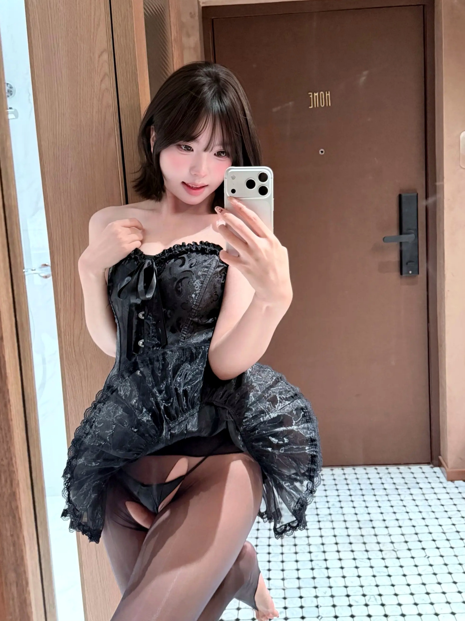 真宝 - 万圣夜小恶魔角色扮演性感黑丝诱惑私房写真 [100P]