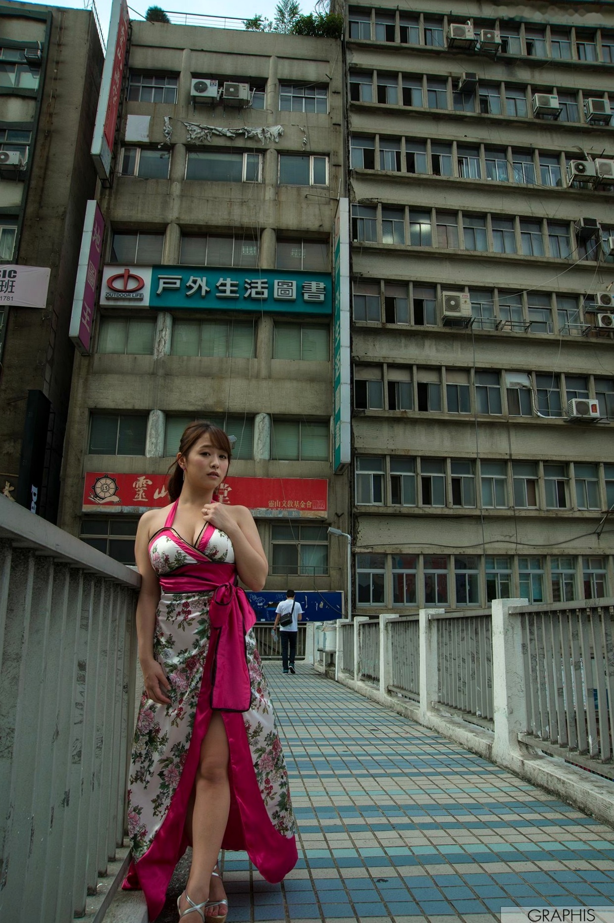 Gallery - Graphis系列：白石茉莉奈《Primary Colors》旗袍写真，户外巷弄与居家私房双重风情，性感女神完美演绎！性感旗袍日本私房照诱惑 白石茉莉奈女神私房照_秀色女神 - image 23