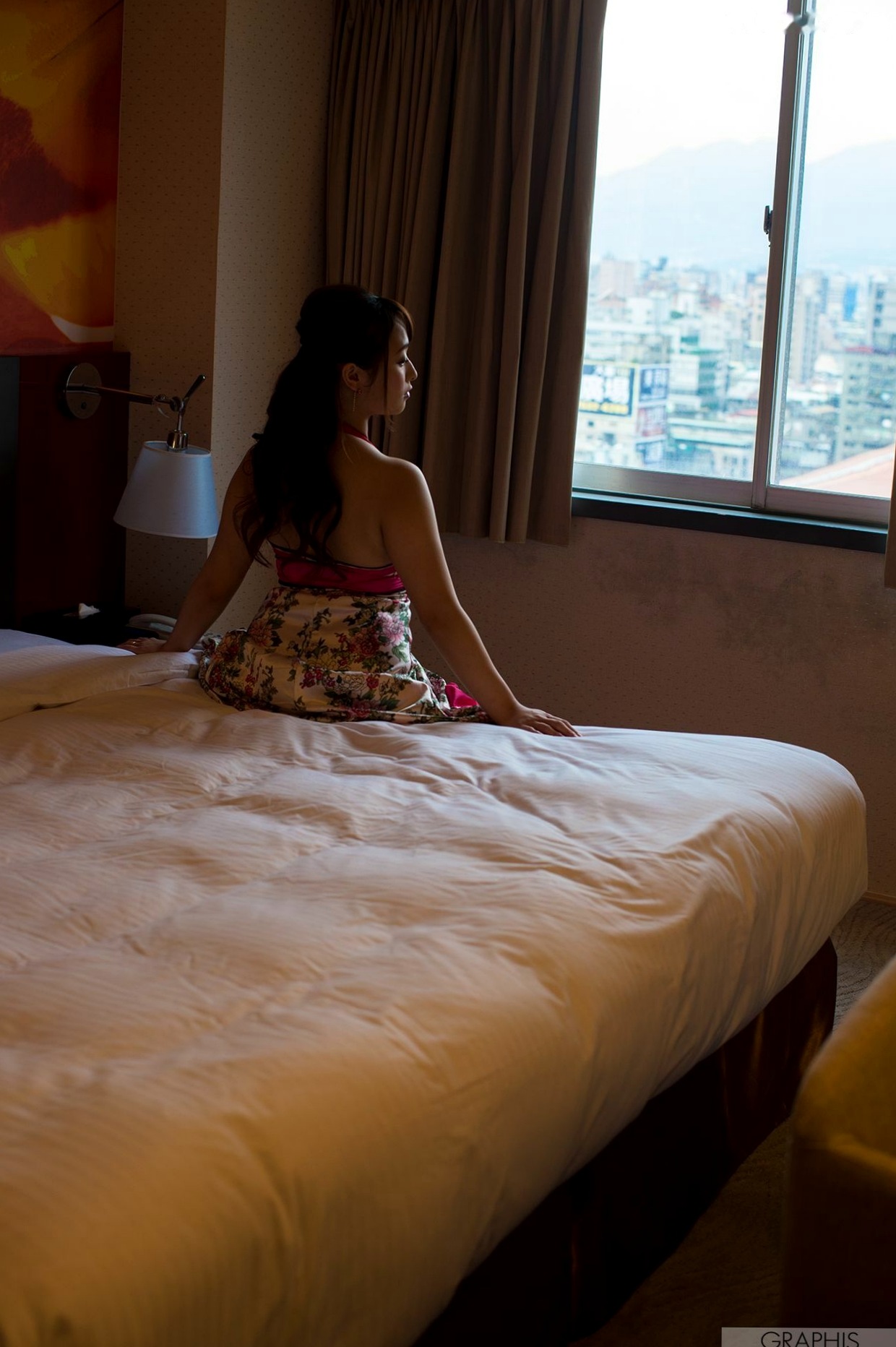 Gallery - Graphis系列：白石茉莉奈《Primary Colors》旗袍写真，户外巷弄与居家私房双重风情，性感女神完美演绎！性感旗袍日本私房照诱惑 白石茉莉奈女神私房照_秀色女神 - image 24