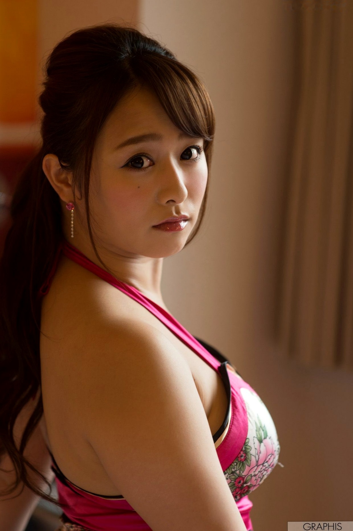 Gallery - Graphis系列：白石茉莉奈《Primary Colors》旗袍写真，户外巷弄与居家私房双重风情，性感女神完美演绎！性感旗袍日本私房照诱惑 白石茉莉奈女神私房照_秀色女神 - image 25