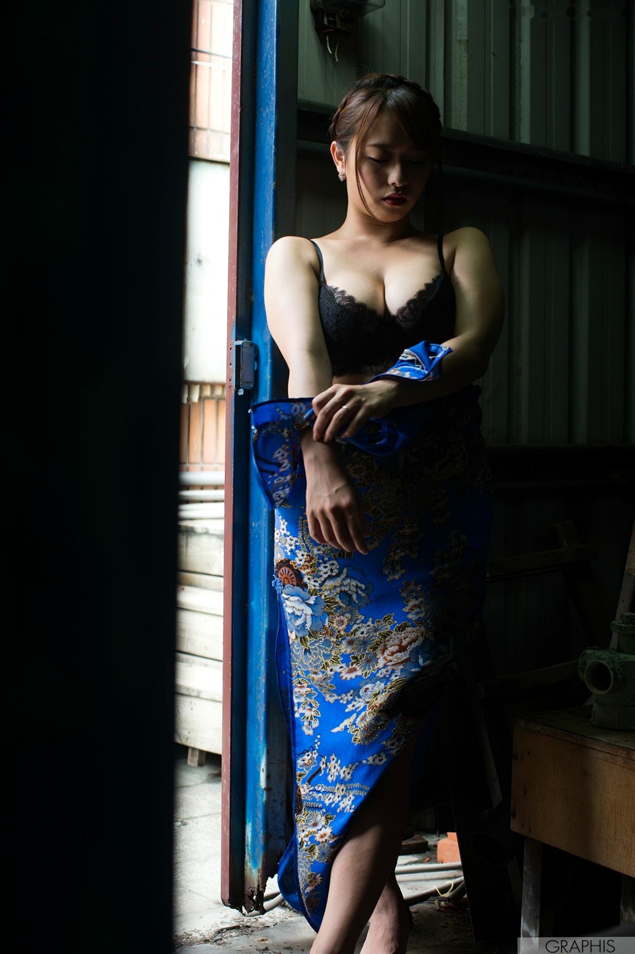 Gallery - Graphis系列：白石茉莉奈《Primary Colors》旗袍写真，户外巷弄与居家私房双重风情，性感女神完美演绎！性感旗袍日本私房照诱惑 白石茉莉奈女神私房照_秀色女神 - image 33