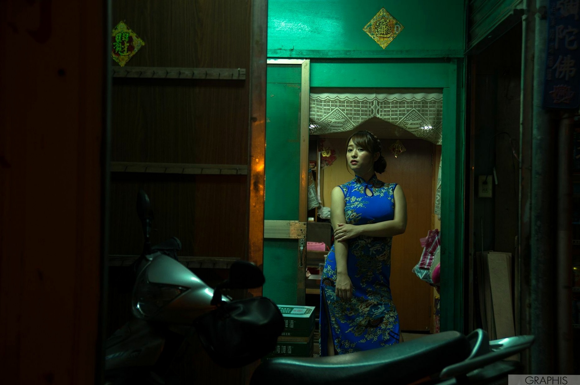 Gallery - Graphis系列：白石茉莉奈《Primary Colors》旗袍写真，户外巷弄与居家私房双重风情，性感女神完美演绎！性感旗袍日本私房照诱惑 白石茉莉奈女神私房照_秀色女神 - image 46
