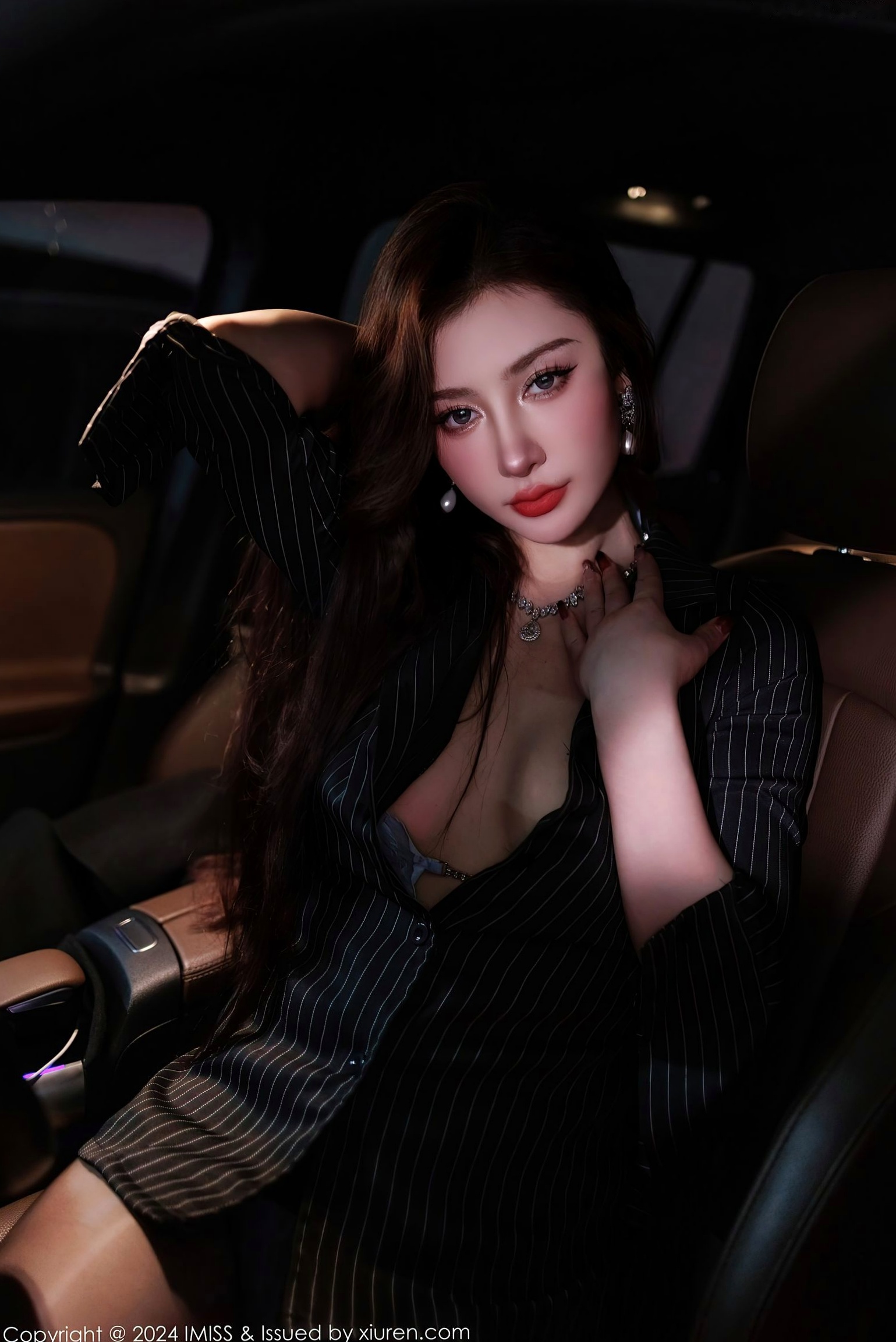 Gallery - IMiss爱蜜社 - Honey Club -768-蕾蕾：御姐车内私房大片，黑大衣诱惑与黑丝美腿的极致碰撞爱蜜社 - Honey Club 性感诱惑黑丝御女郎 - Royal Lady  林熙蕾女神私房照_秀色女神 - image 16