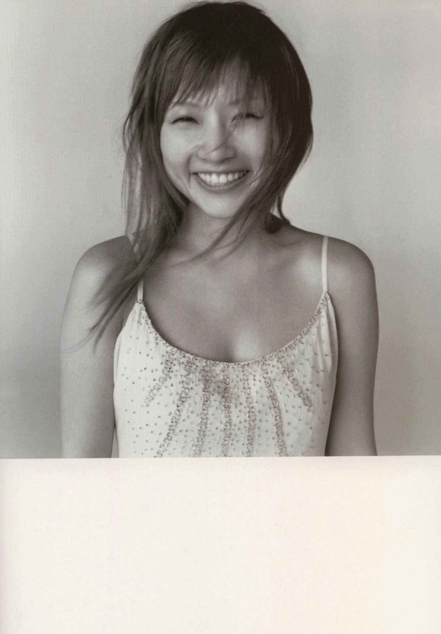 Gallery - 安倍夏美《Fu》经典写真：红衣比基尼的沙滩活力与居家清新随拍清纯日本性感治愈系 安倍夏美女神私房照_秀色女神 - image 24