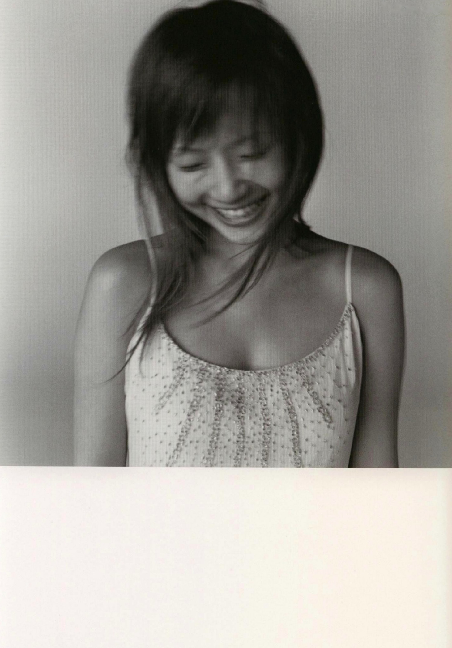 Gallery - 安倍夏美《Fu》经典写真：红衣比基尼的沙滩活力与居家清新随拍清纯日本性感治愈系 安倍夏美女神私房照_秀色女神 - image 25