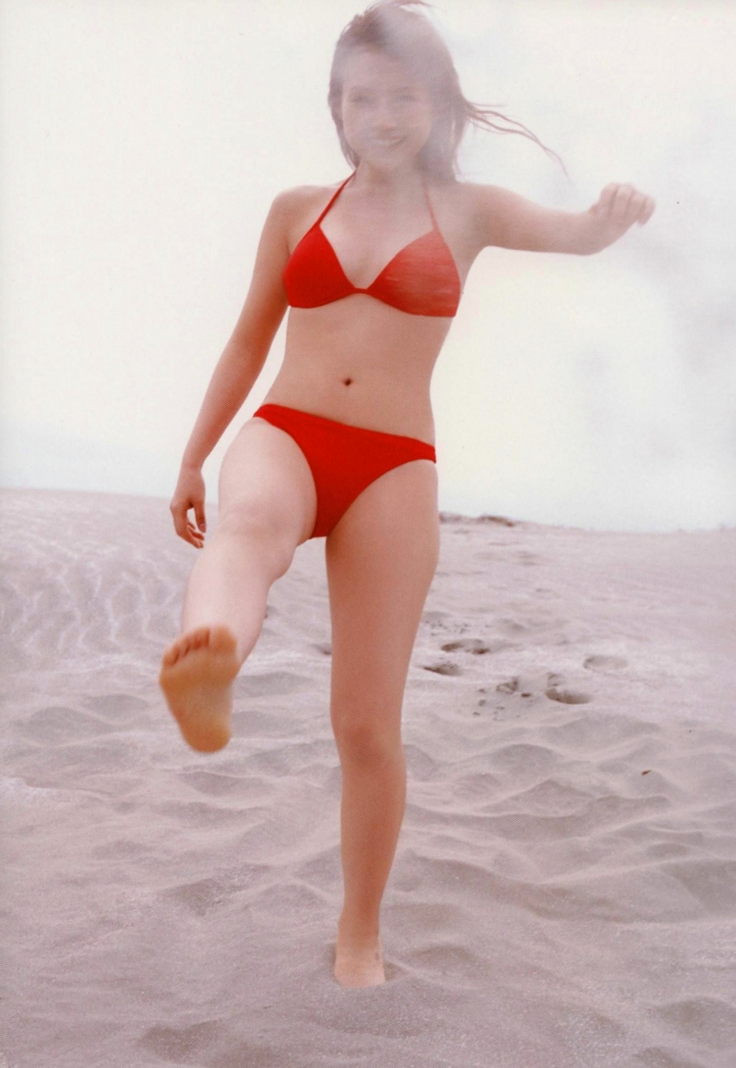 Gallery - 安倍夏美《Fu》经典写真：红衣比基尼的沙滩活力与居家清新随拍清纯日本性感治愈系 安倍夏美女神私房照_秀色女神 - image 28