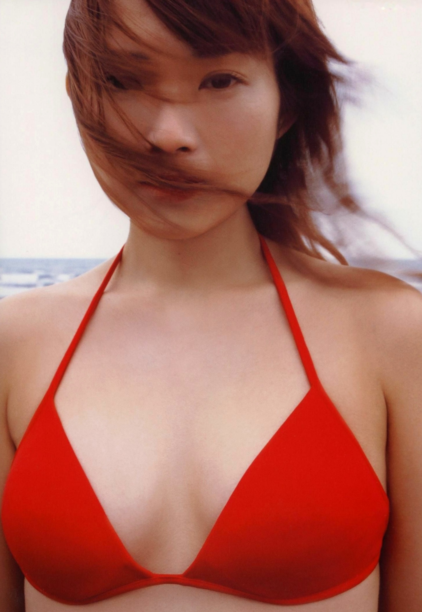 Gallery - 安倍夏美《Fu》经典写真：红衣比基尼的沙滩活力与居家清新随拍清纯日本性感治愈系 安倍夏美女神私房照_秀色女神 - image 30