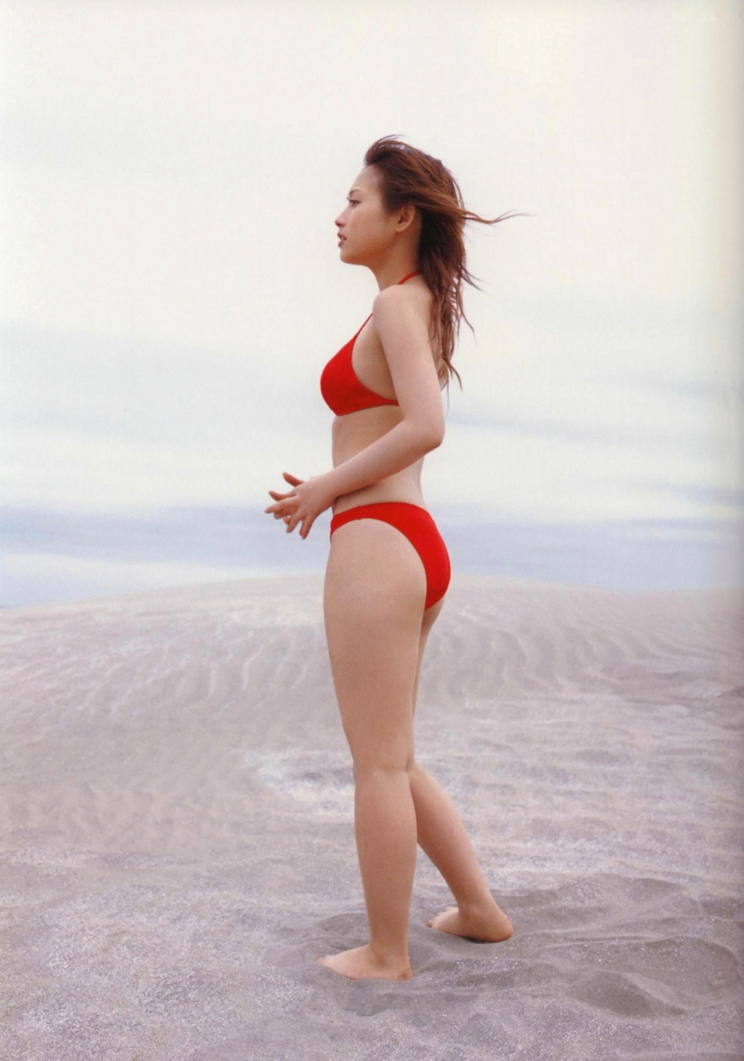Gallery - 安倍夏美《Fu》经典写真：红衣比基尼的沙滩活力与居家清新随拍清纯日本性感治愈系 安倍夏美女神私房照_秀色女神 - image 31