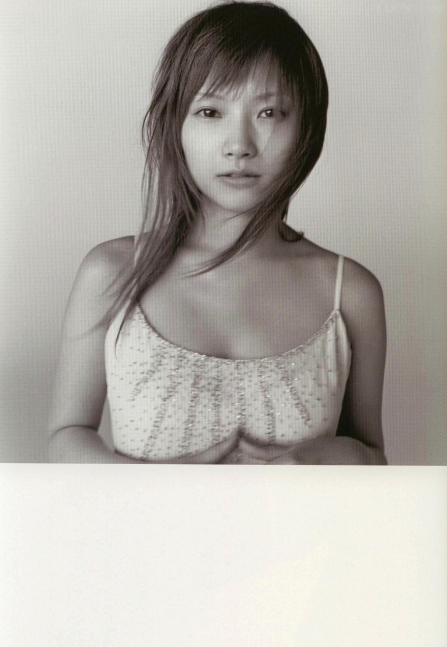 Gallery - 安倍夏美《Fu》经典写真：红衣比基尼的沙滩活力与居家清新随拍清纯日本性感治愈系 安倍夏美女神私房照_秀色女神 - image 35
