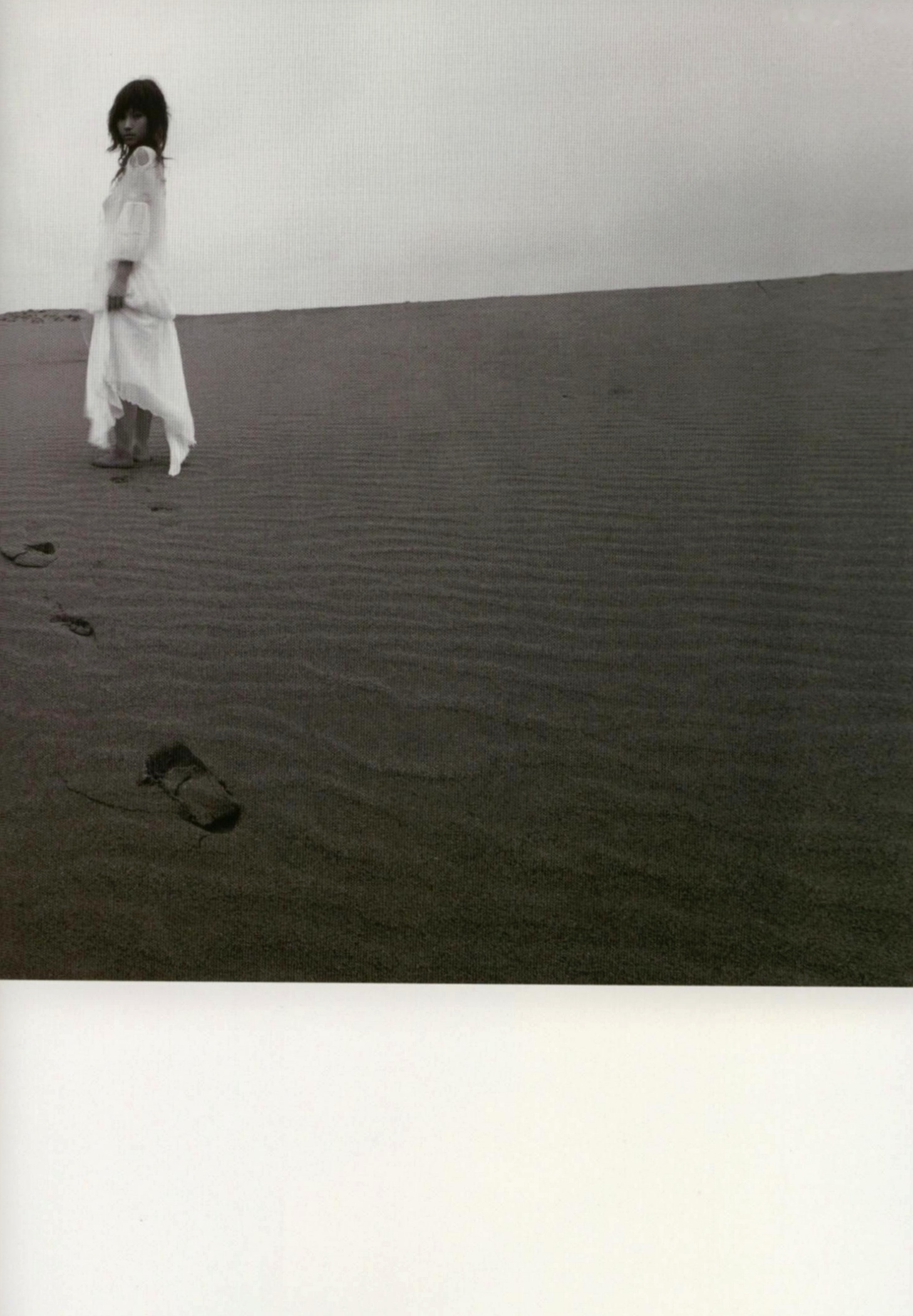 Gallery - 安倍夏美《Fu》经典写真：红衣比基尼的沙滩活力与居家清新随拍清纯日本性感治愈系 安倍夏美女神私房照_秀色女神 - image 38
