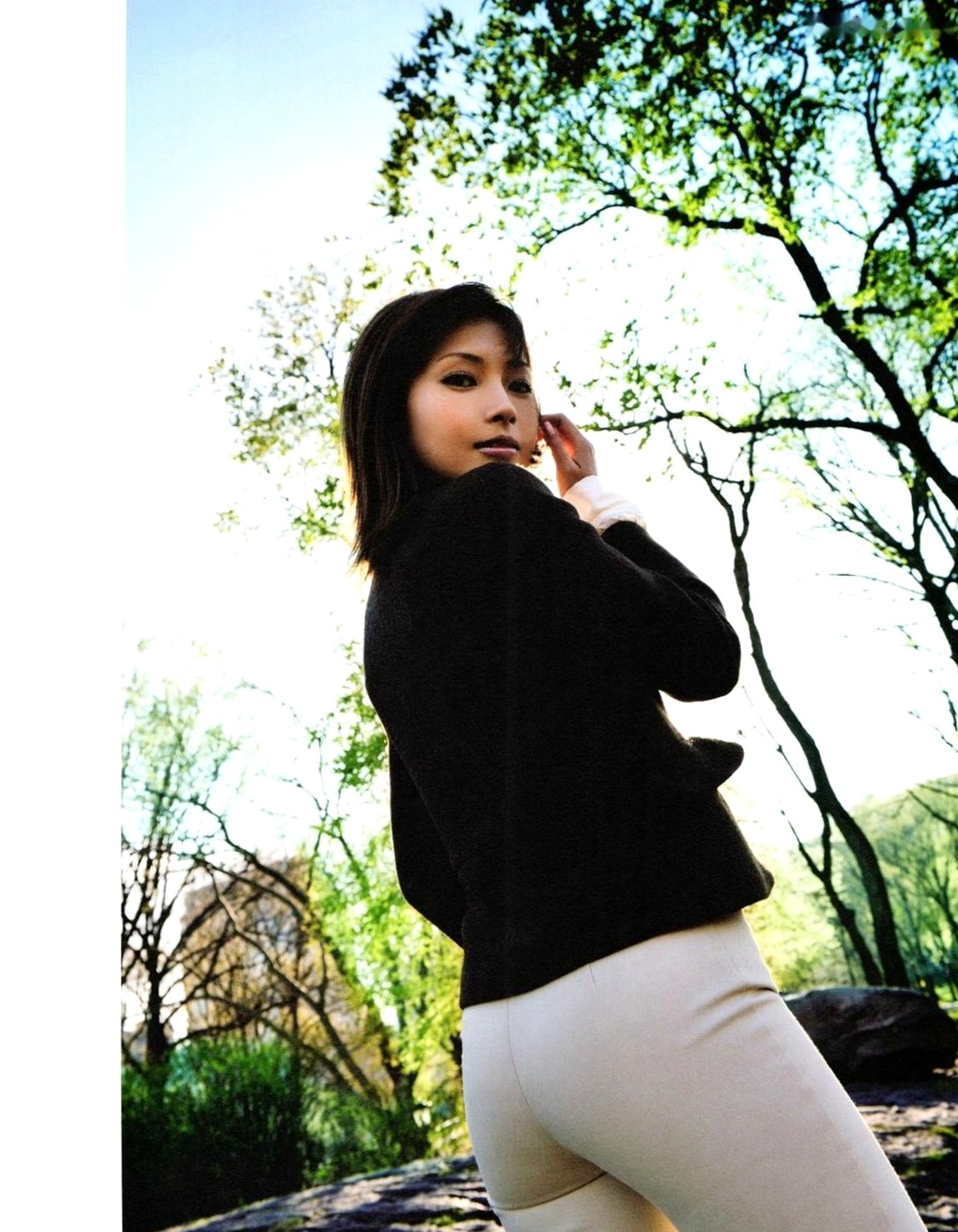 Gallery - 安倍夏美《Subway》写真集：优雅气质女神居家私服与街拍魅力大赏日本气质治愈系私房照 安倍夏美女神私房照_秀色女神 - image 15