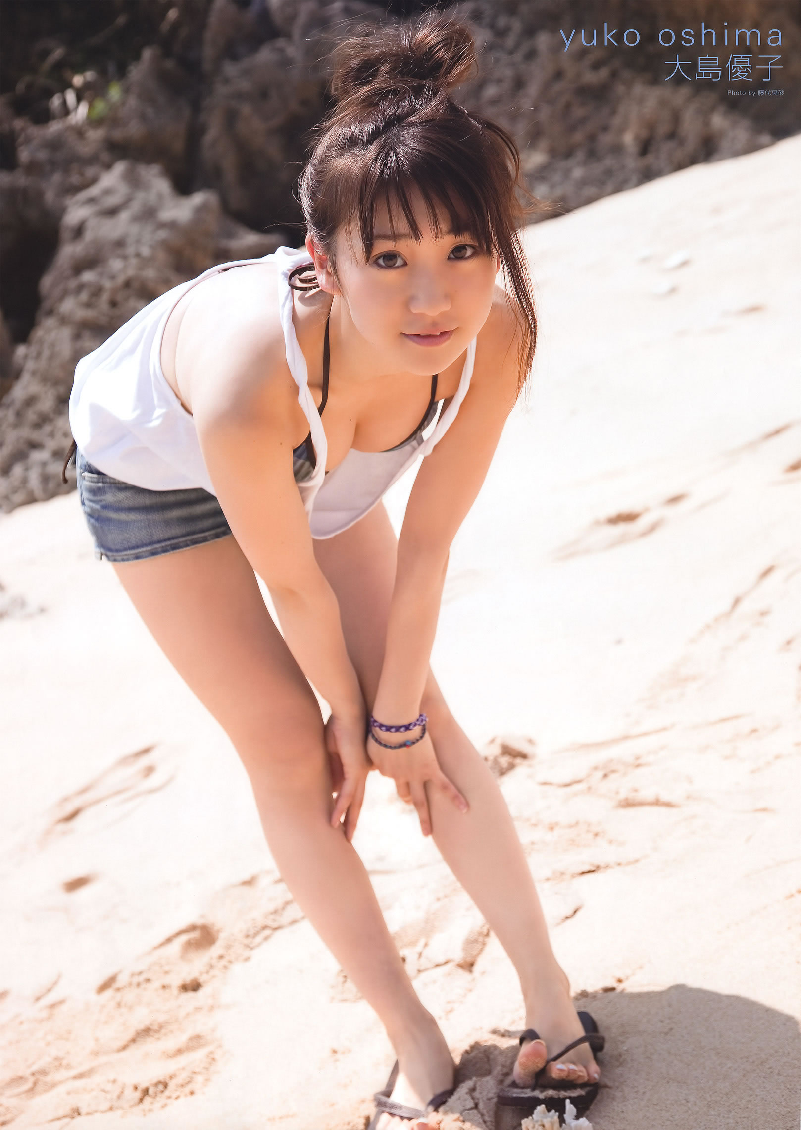 [FRIDAY]高清写真图2011.08.19 #26 井上和香 梅宫万纱子 AKB48 佐山彩香 西田麻衣 村上友梨 日向泉 丸高爱実 大岛优子