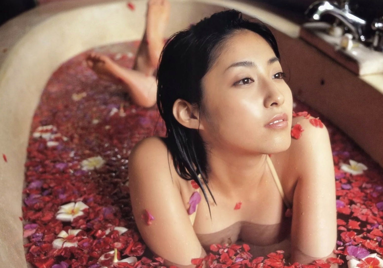 Gallery - 佐藤寛子《情熱》私房写真集：日本性感尤物泳装诱惑、户外与家居实景大尺度美图，尽显迷人曲线性感诱惑日本私房照女神 佐藤宽子女神私房照_秀色女神 - image 9
