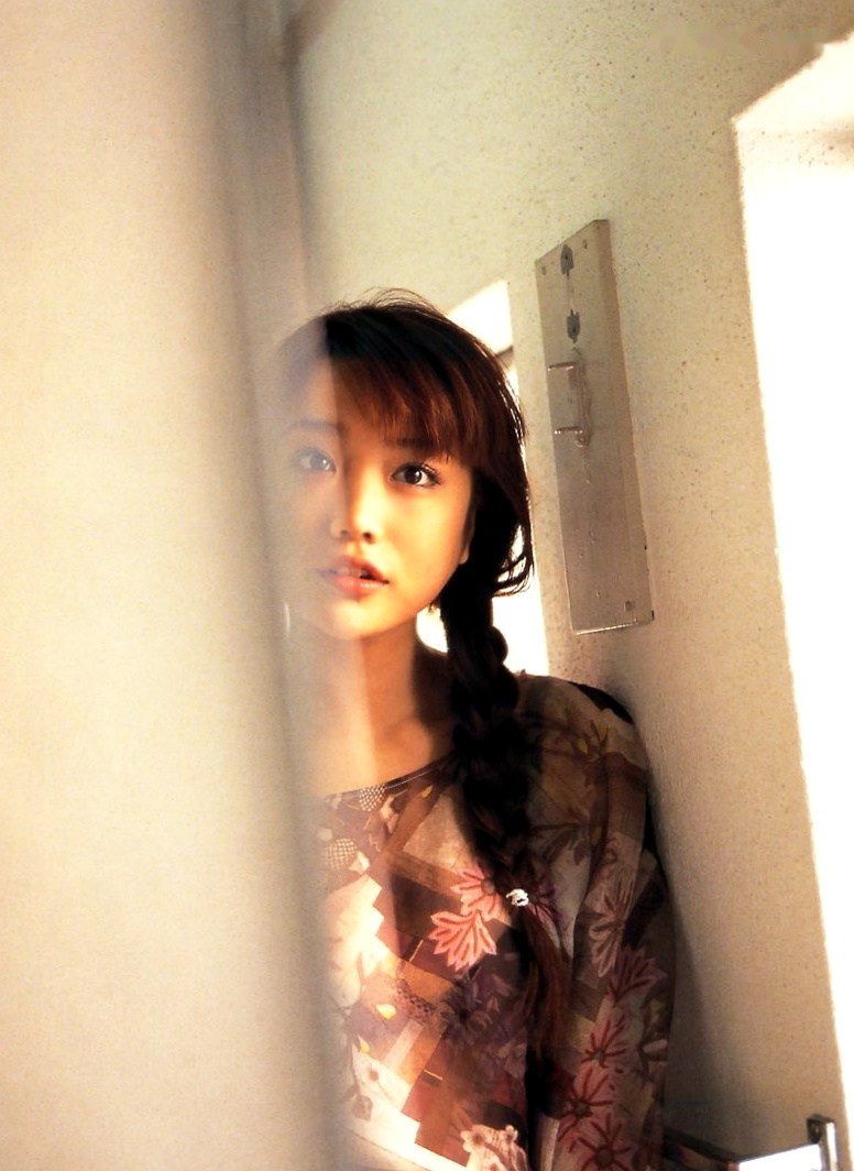 Gallery - 佐藤江梨子《おひっこし》写真集：唯美光影下的艺术写真，极致展现内敛女神气质日本女神气质私房照 佐藤江梨子女神私房照_秀色女神 - image 6