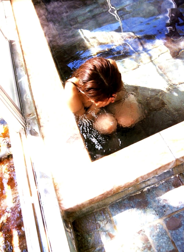 Gallery - 佐藤江梨子《おひっこし》写真集：唯美光影下的艺术写真，极致展现内敛女神气质日本女神气质私房照 佐藤江梨子女神私房照_秀色女神 - image 23