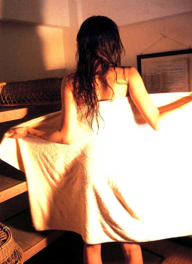 Gallery - 佐藤江梨子《おひっこし》写真集：唯美光影下的艺术写真，极致展现内敛女神气质日本女神气质私房照 佐藤江梨子女神私房照_秀色女神 - image 62