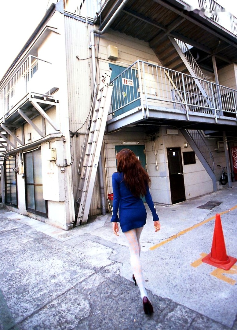 Gallery - 佐藤江梨子《おひっこし》写真集：唯美光影下的艺术写真，极致展现内敛女神气质日本女神气质私房照 佐藤江梨子女神私房照_秀色女神 - image 98