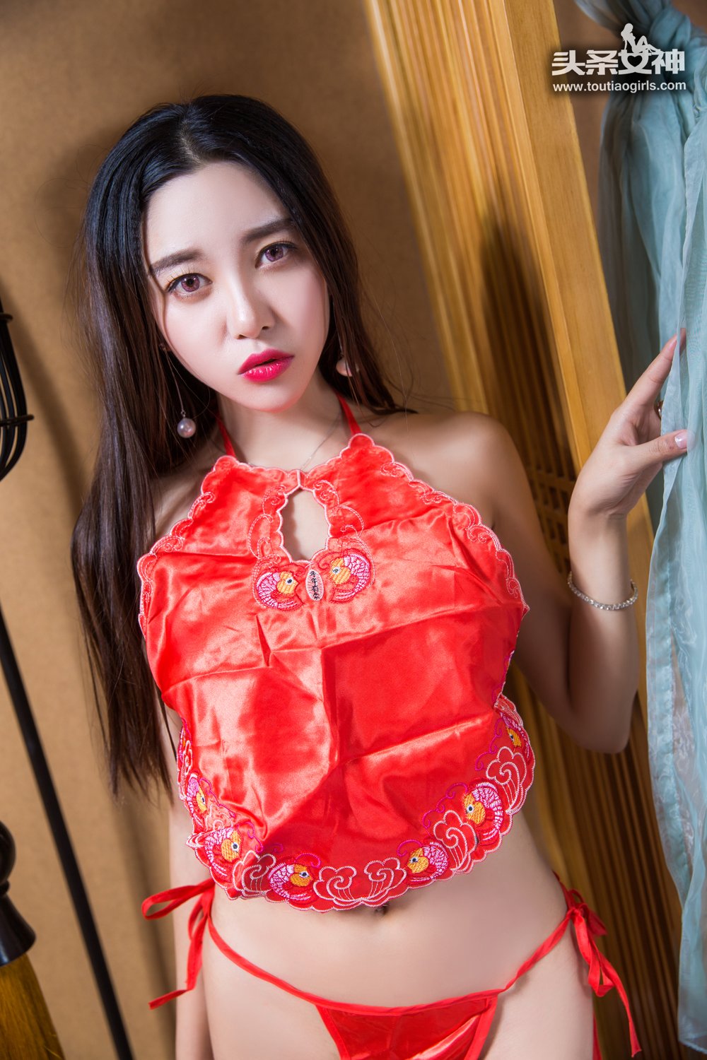 李梓熙- [TouTiao头条女神]高清写真图 2017-03-11 红肚兜写真