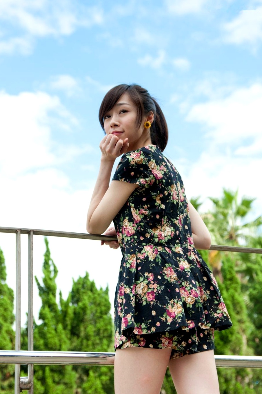 Gallery - 台湾清纯女神Mika户外街拍精选写真，清新甜美穿搭尽显邻家少女气质与动人魅力台湾清纯街拍治愈系清新 萧美卡女神私房照_秀色女神 - image 76