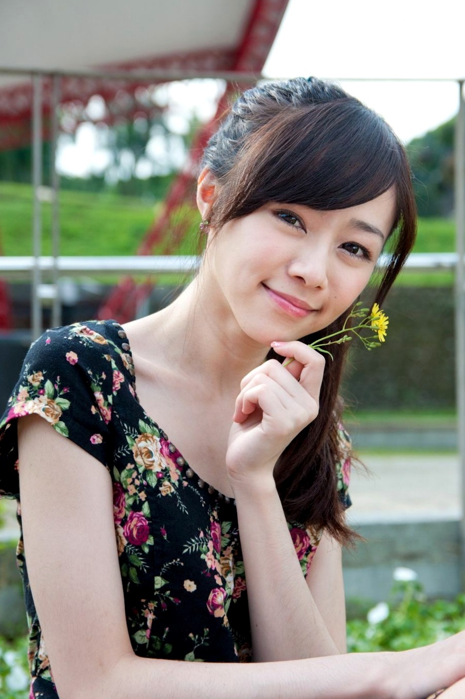 Gallery - 台湾清纯女神Mika户外街拍精选写真，清新甜美穿搭尽显邻家少女气质与动人魅力台湾清纯街拍治愈系清新 萧美卡女神私房照_秀色女神 - image 82