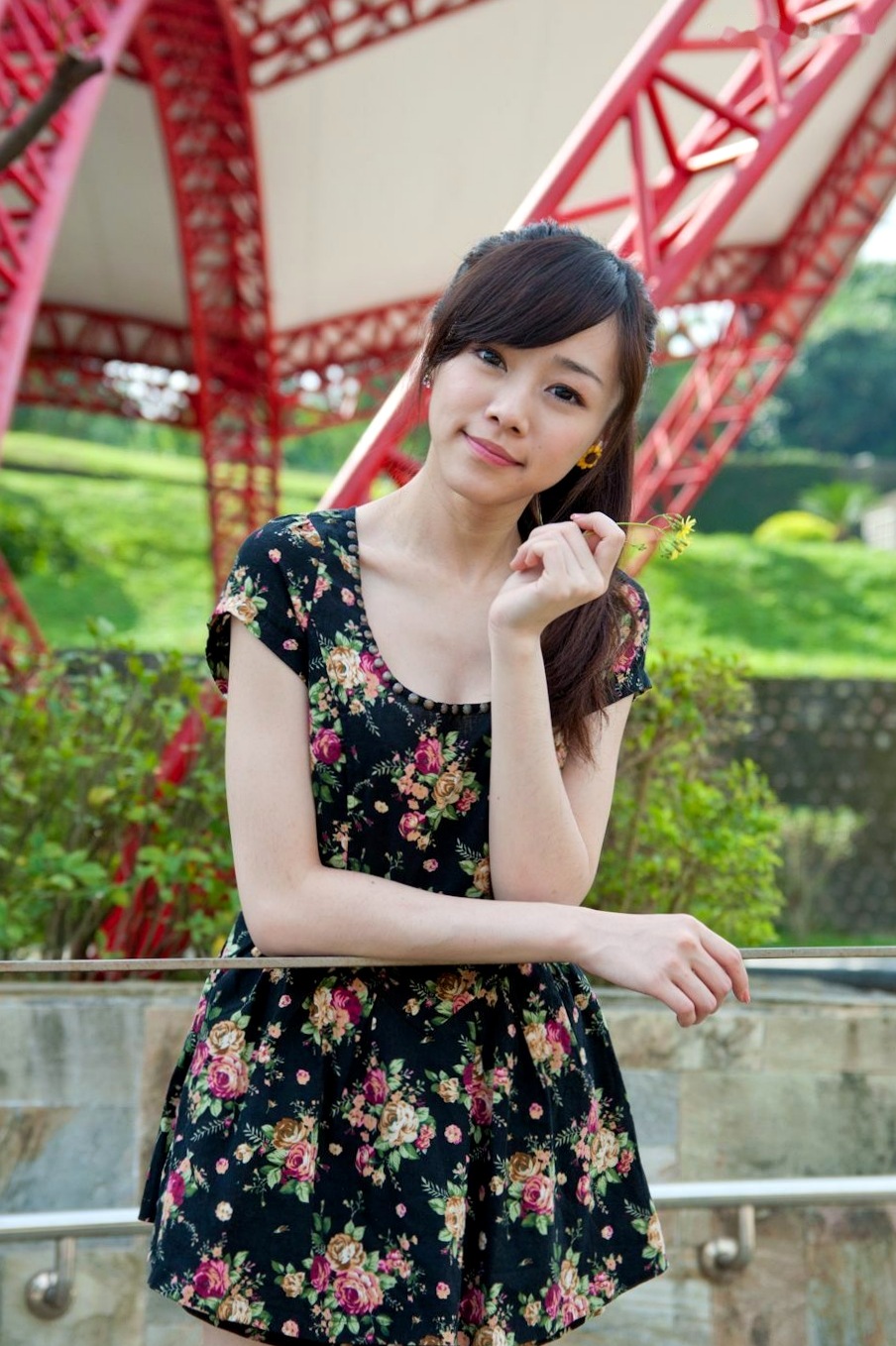 Gallery - 台湾清纯女神Mika户外街拍精选写真，清新甜美穿搭尽显邻家少女气质与动人魅力台湾清纯街拍治愈系清新 萧美卡女神私房照_秀色女神 - image 83