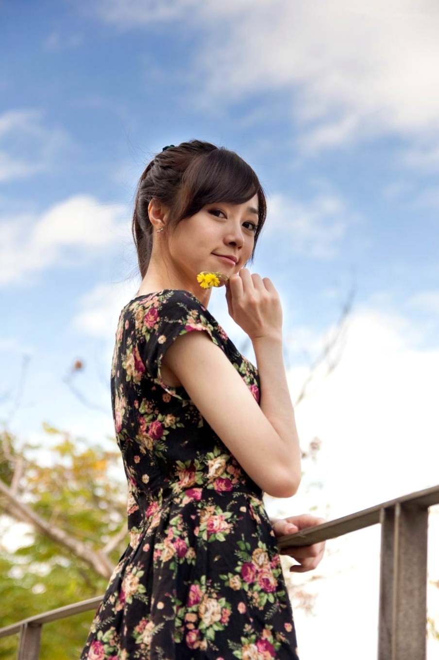 Gallery - 台湾清纯女神Mika户外街拍精选写真，清新甜美穿搭尽显邻家少女气质与动人魅力台湾清纯街拍治愈系清新 萧美卡女神私房照_秀色女神 - image 84