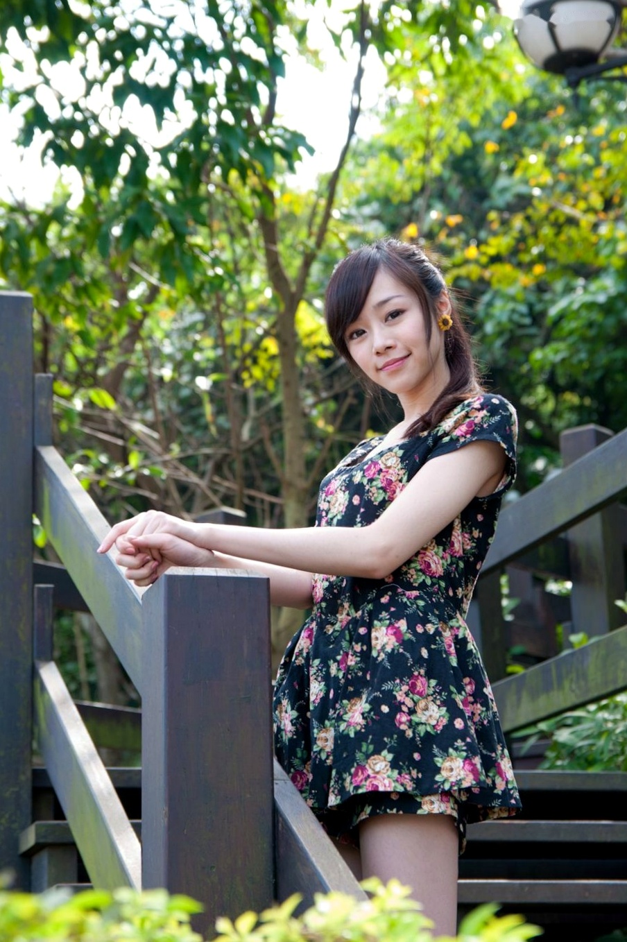 Gallery - 台湾清纯女神Mika户外街拍精选写真，清新甜美穿搭尽显邻家少女气质与动人魅力台湾清纯街拍治愈系清新 萧美卡女神私房照_秀色女神 - image 91