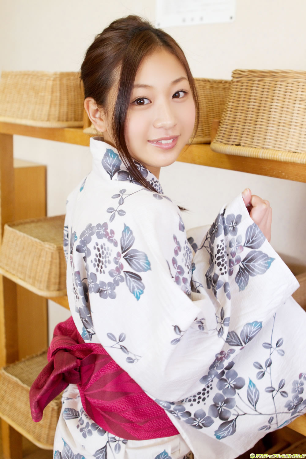 佐山彩香 [DGC]高清写真图2013.05 No.1089 100％美少女！無敵の弾ける限界ボディ