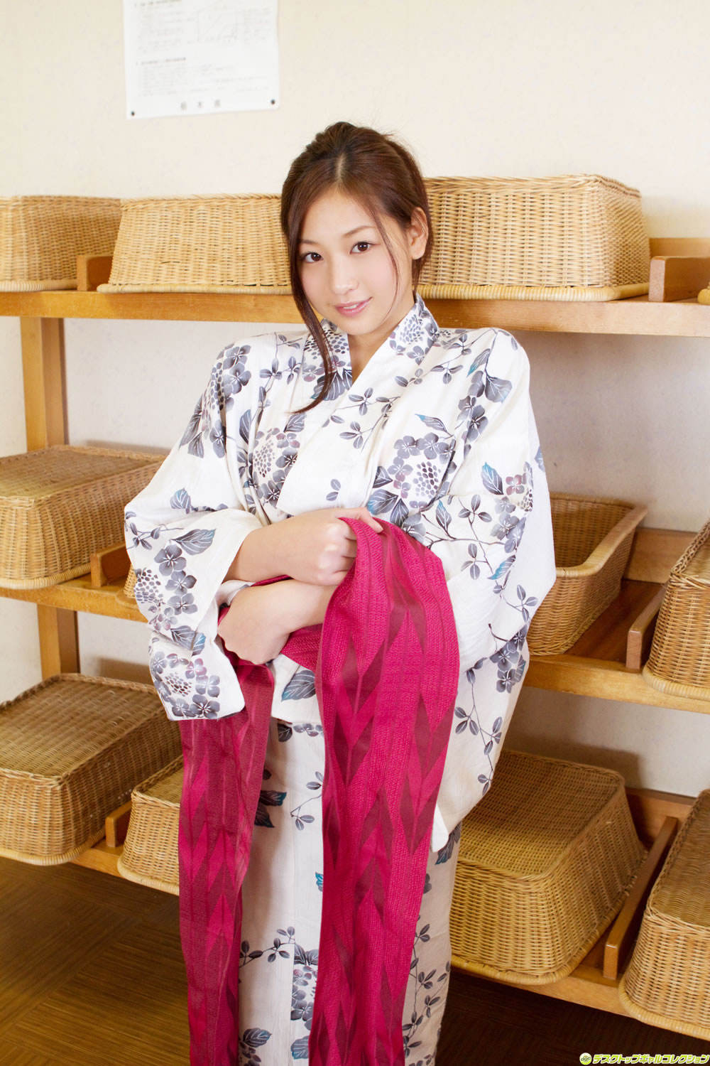 佐山彩香 [DGC]高清写真图2013.05 No.1089 100％美少女！無敵の弾ける限界ボディ