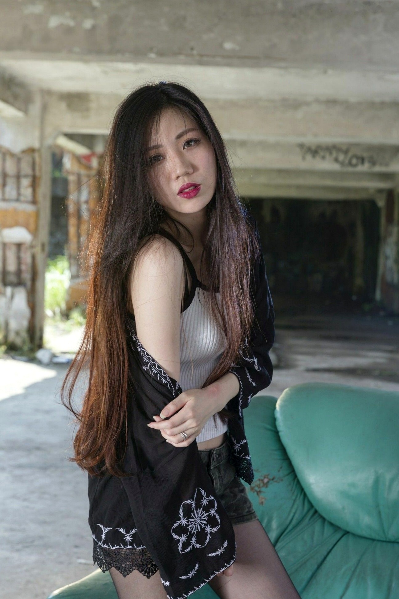 Gallery - 台湾美女Coco废墟与户外写真，热裤黑丝美腿展现都市性感诱惑台湾黑丝美腿性感诱惑 叶媚儿Amei女神私房照_秀色女神 - image 26