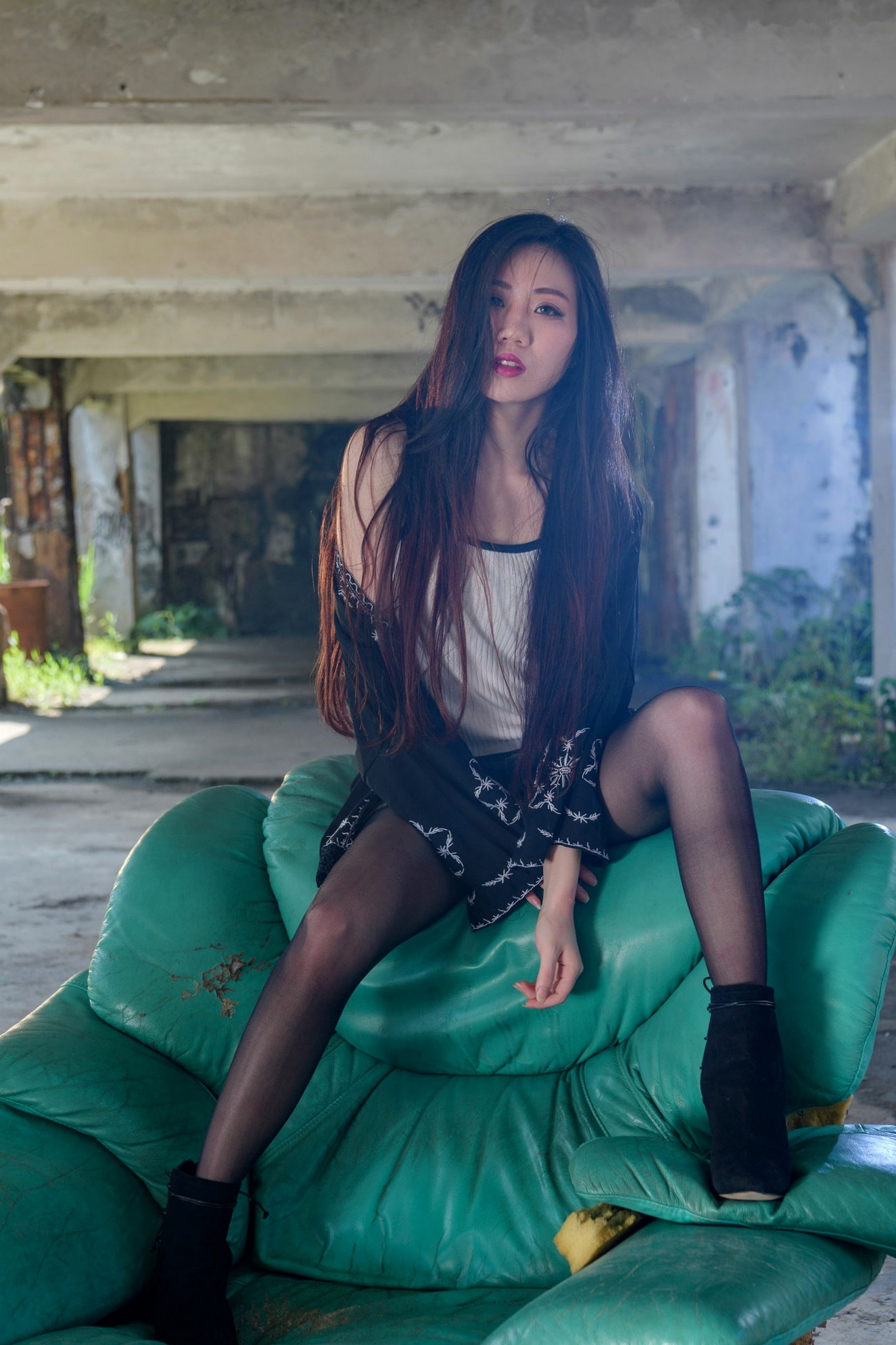 Gallery - 台湾美女Coco废墟与户外写真，热裤黑丝美腿展现都市性感诱惑台湾黑丝美腿性感诱惑 叶媚儿Amei女神私房照_秀色女神 - image 34