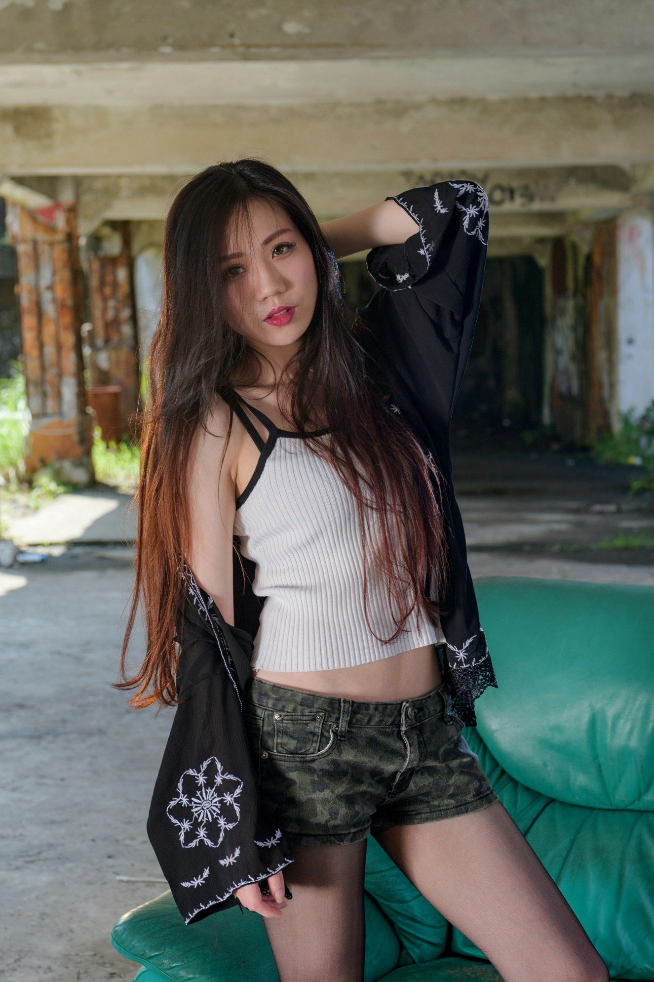 Gallery - 台湾美女Coco废墟与户外写真，热裤黑丝美腿展现都市性感诱惑台湾黑丝美腿性感诱惑 叶媚儿Amei女神私房照_秀色女神 - image 42
